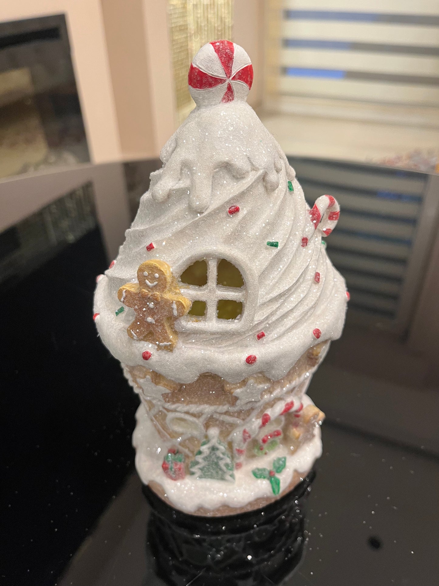 Goldline- LED Cupcake Lebkuchenhaus mit glitzer, 2 Varianten (Batterie betrieben), 12 x 10,5 x 20,8 cm