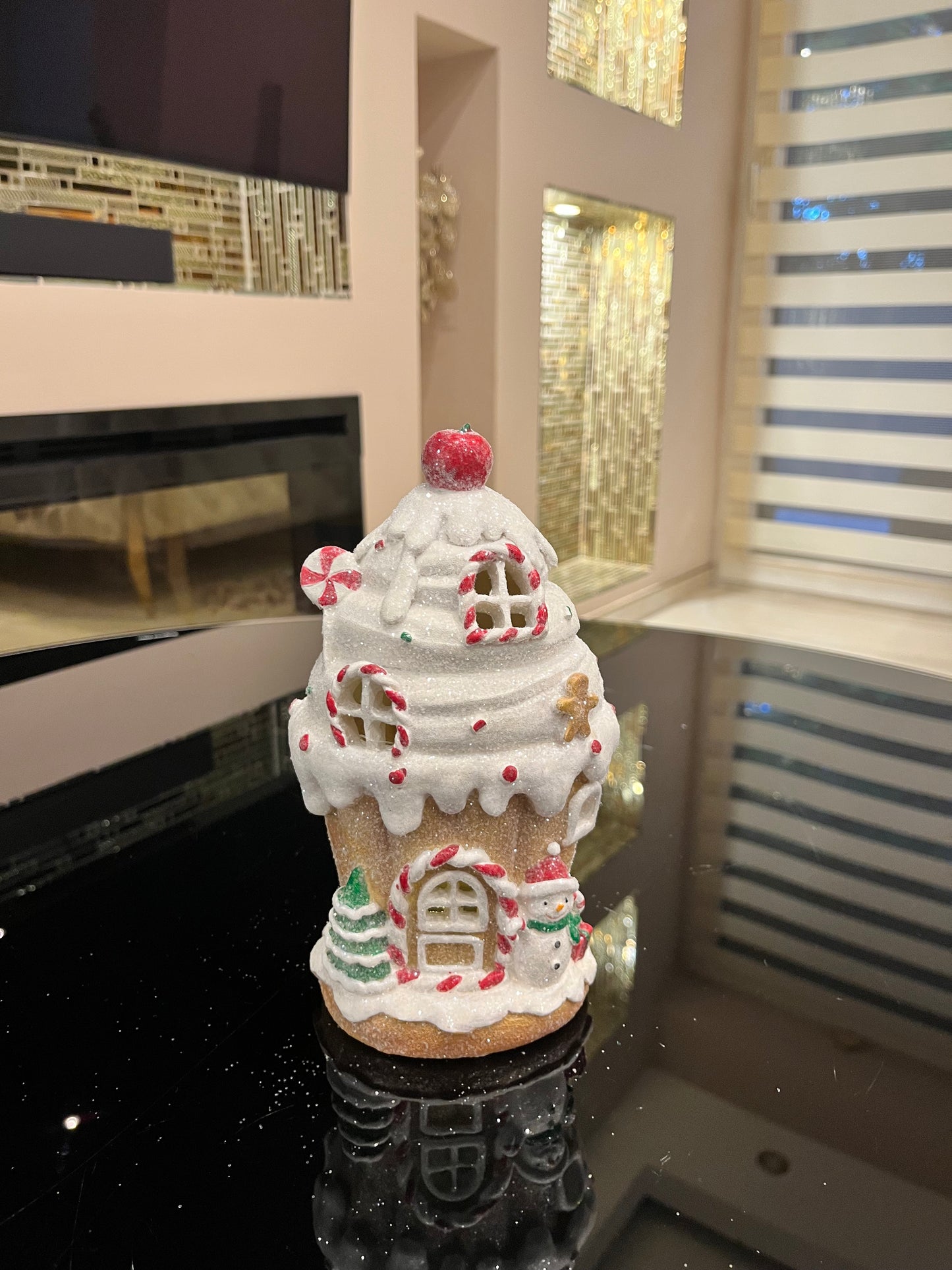 Goldline- LED Cupcake Lebkuchenhaus mit glitzer, 2 Varianten (Batterie betrieben), 12 x 10,5 x 20,8 cm