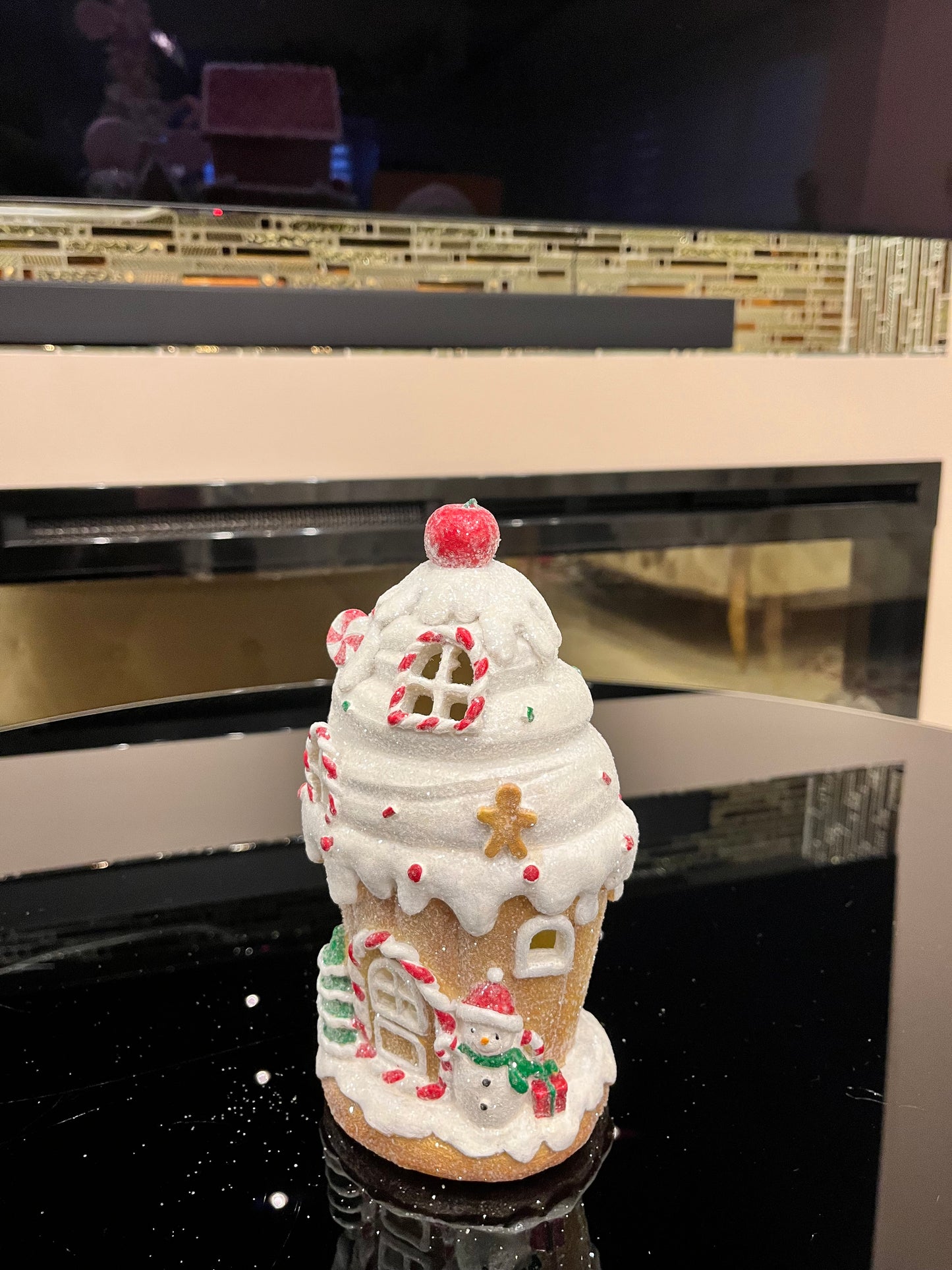 Goldline- LED Cupcake Lebkuchenhaus mit glitzer, 2 Varianten (Batterie betrieben), 12 x 10,5 x 20,8 cm