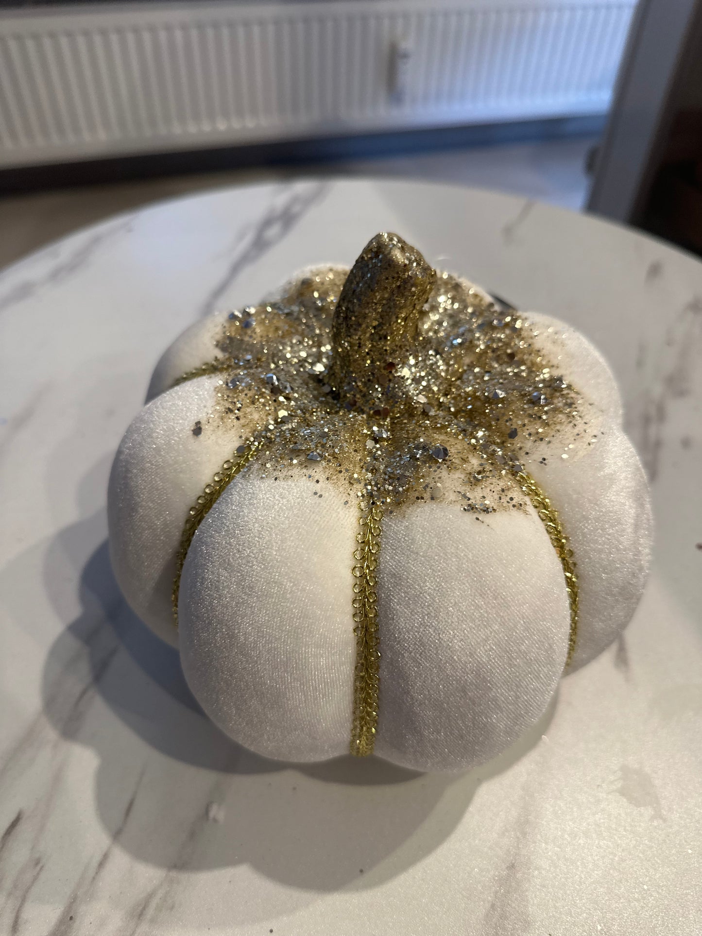 Goldline- Deko Kürbis Weiß Gold mit Glitzer aus Samt, 20 cm