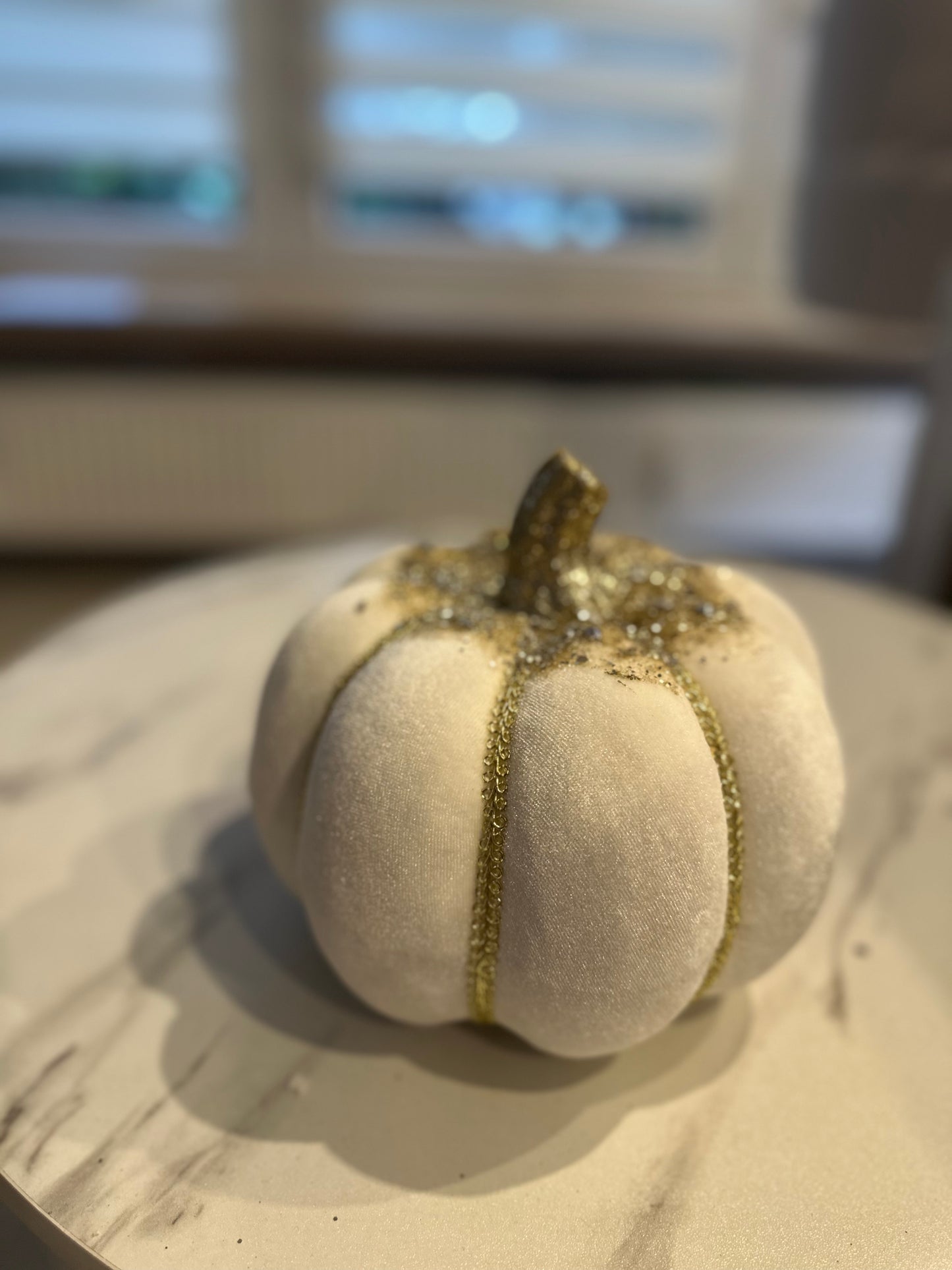 Goldline- Deko Kürbis Weiß Gold mit Glitzer aus Samt, 20 cm