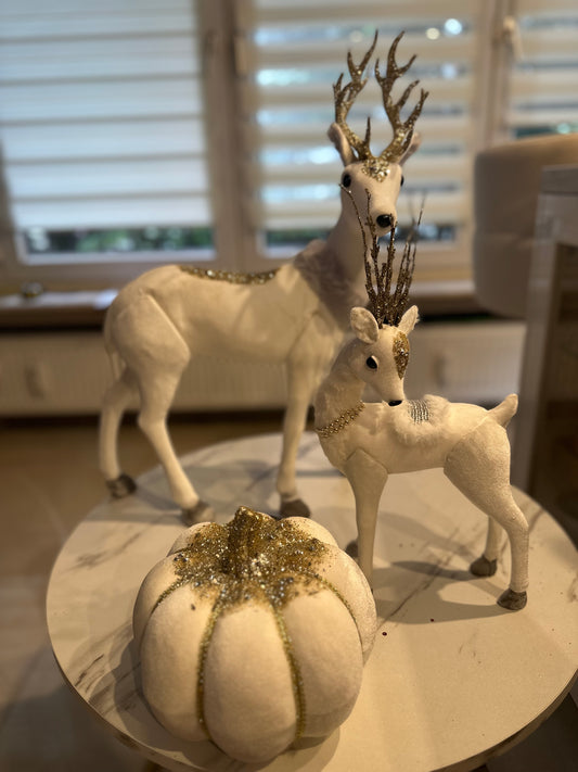 Goldline- Rentiere aus Samt in Weiß Gold, zwei Varianten (L: 37 x 52 x 14 cm  und M: 19 x 39 x 8 cm)