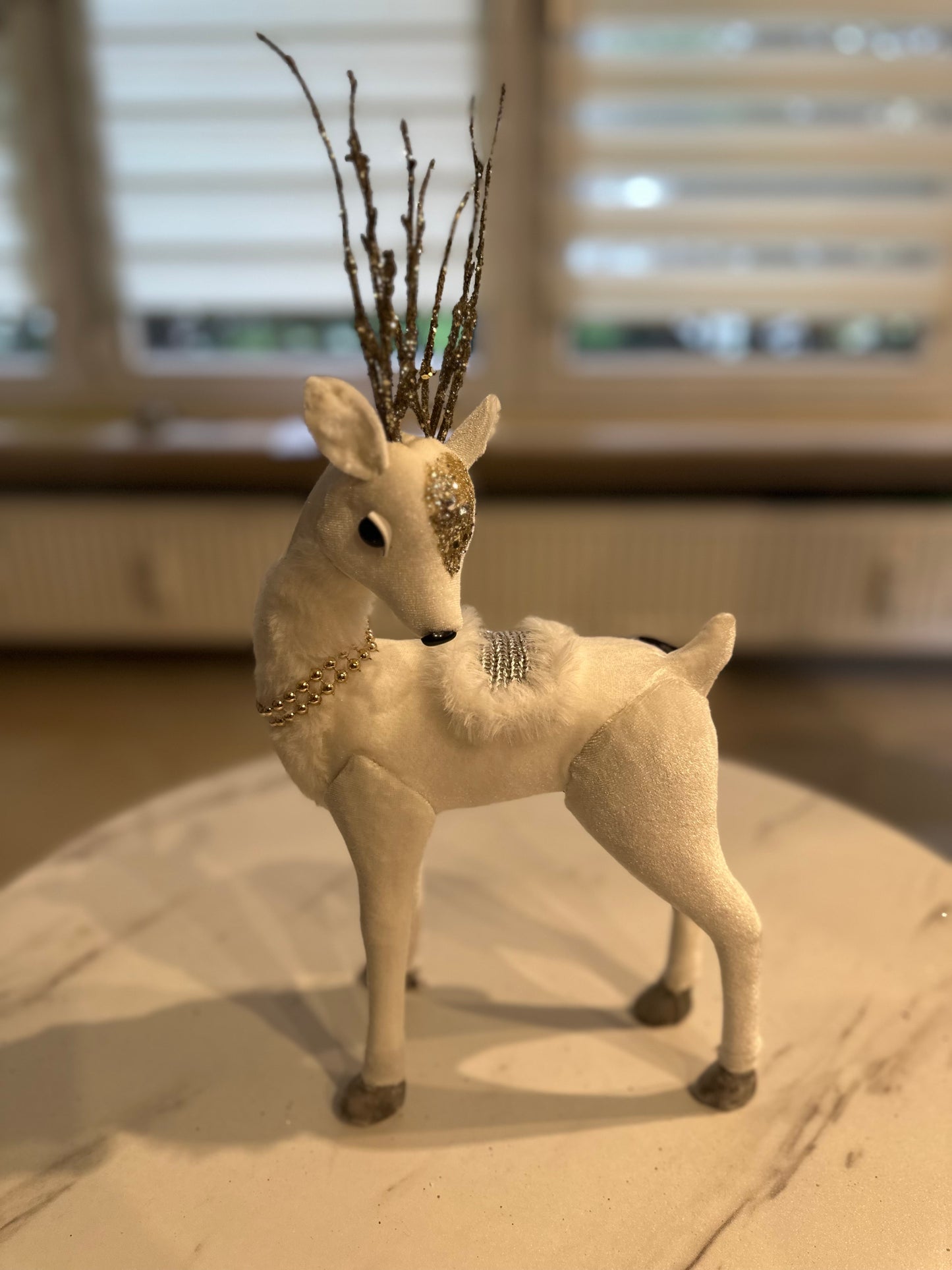 Goldline- Rentiere aus Samt in Weiß Gold, zwei Varianten (L: 37 x 52 x 14 cm  und M: 19 x 39 x 8 cm)