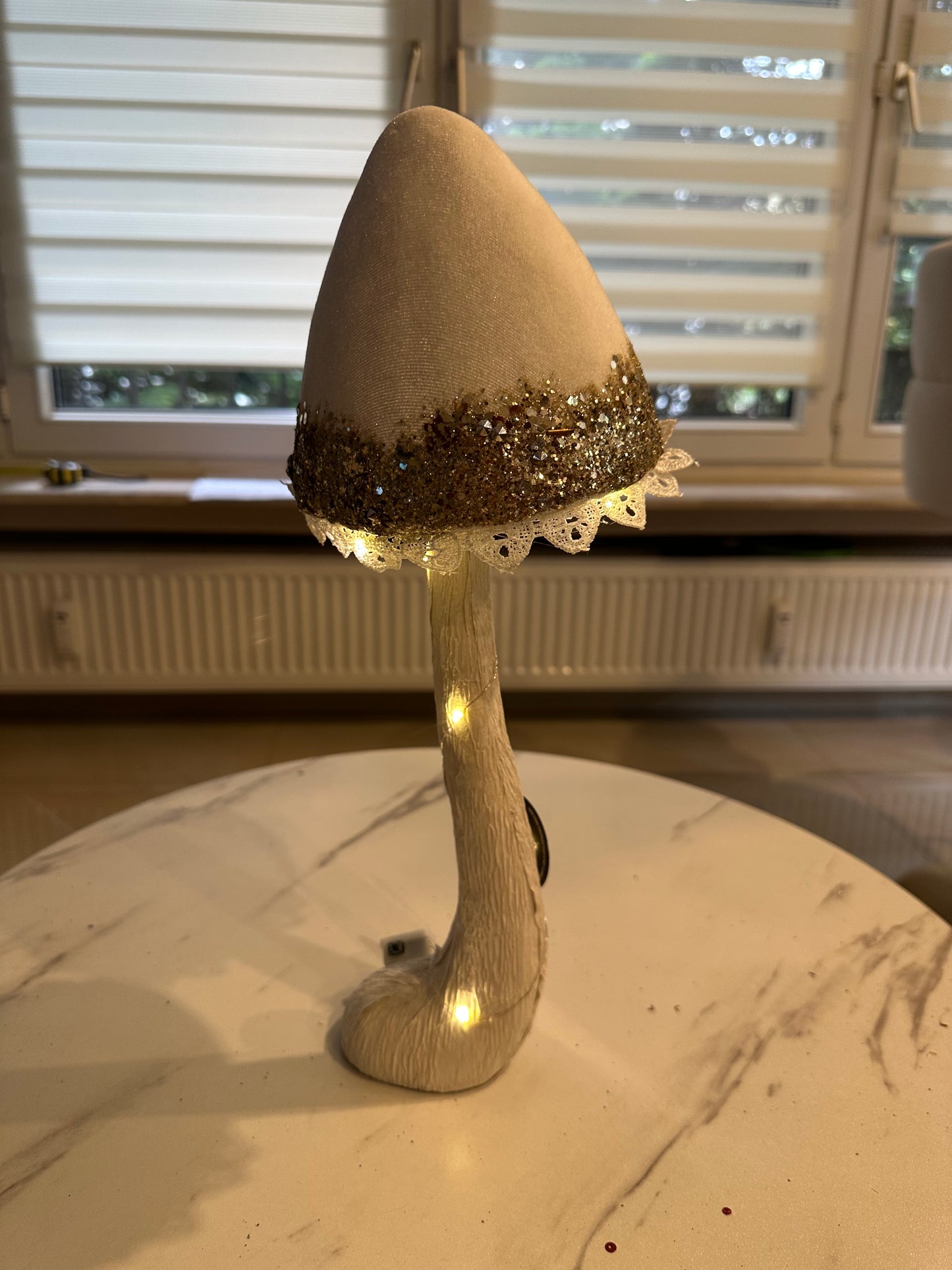 Goldline- Deko Pilz in Weiß Gold aus Samt mit LED Beleuchtung, 15 x 41 cm