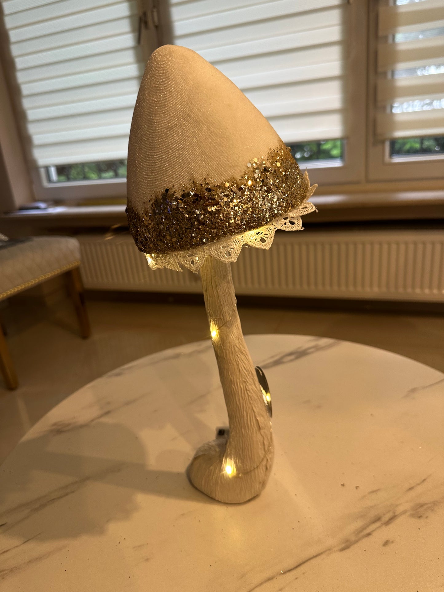 Goldline- Deko Pilz in Weiß Gold aus Samt mit LED Beleuchtung, 15 x 41 cm