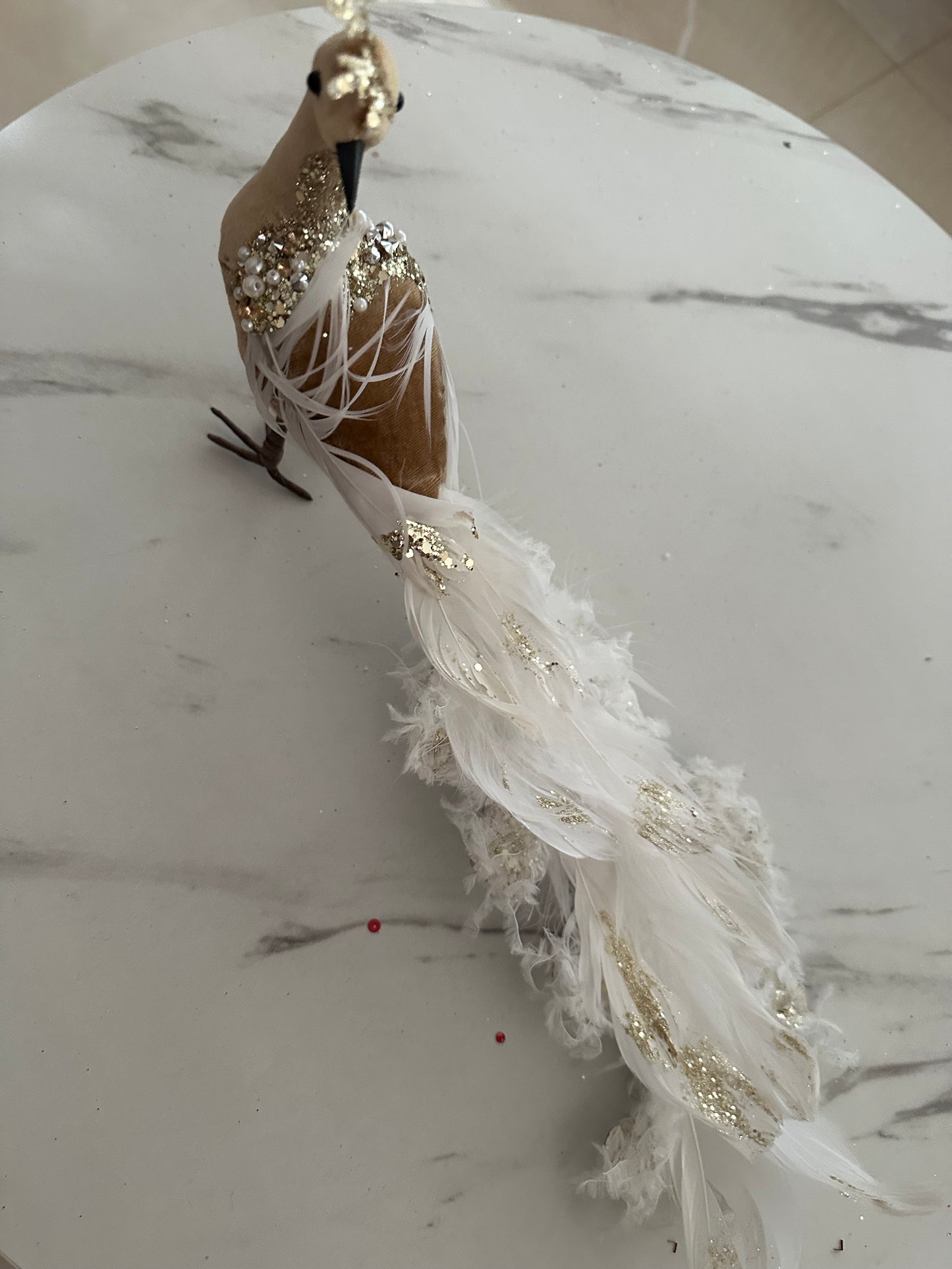 Goldline- Deko Vogel aus Samt in Beige mit weißen Federn und Strass, 35 x 19 cm