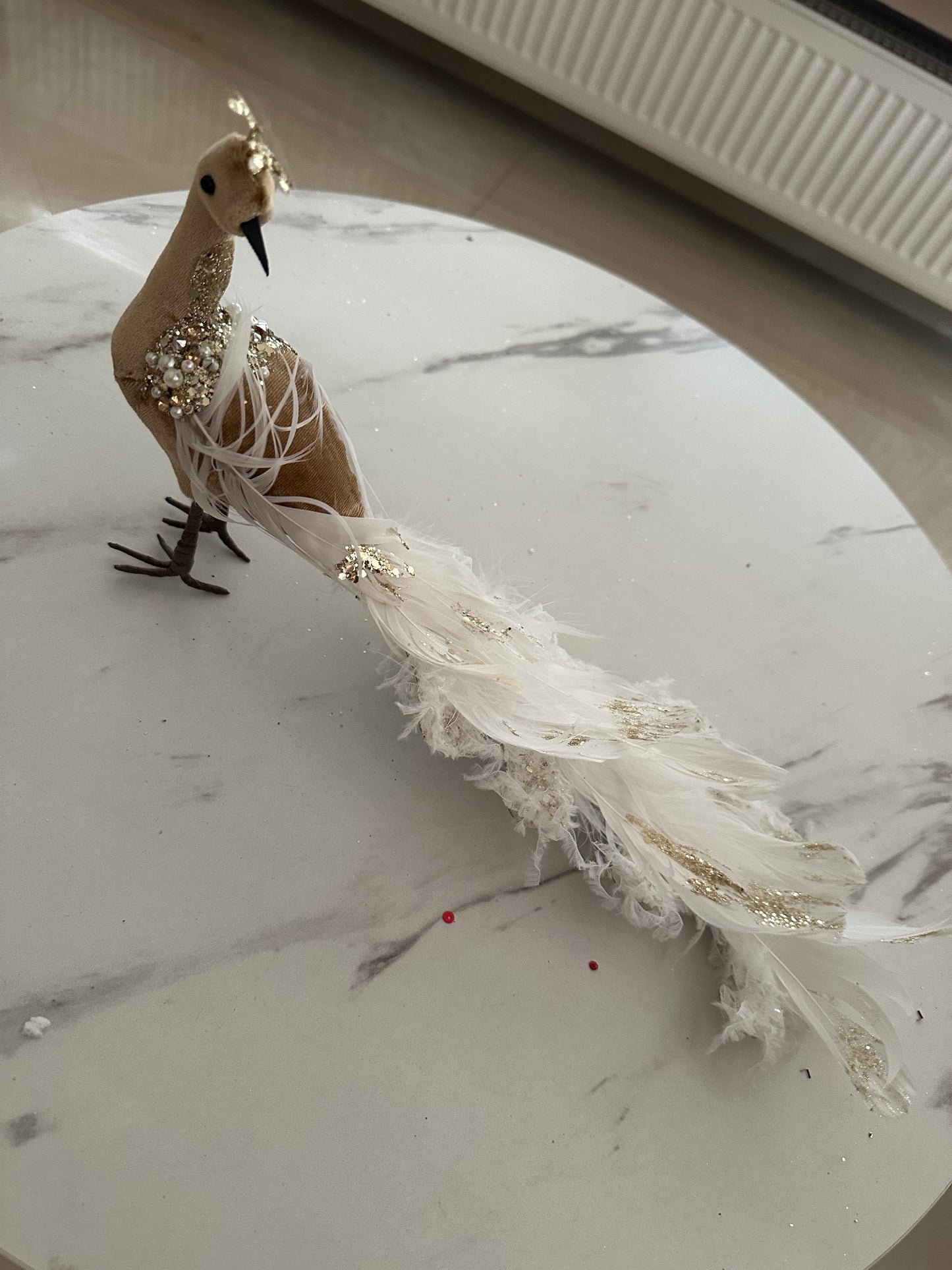 Goldline- Deko Vogel aus Samt in Beige mit weißen Federn und Strass, 35 x 19 cm