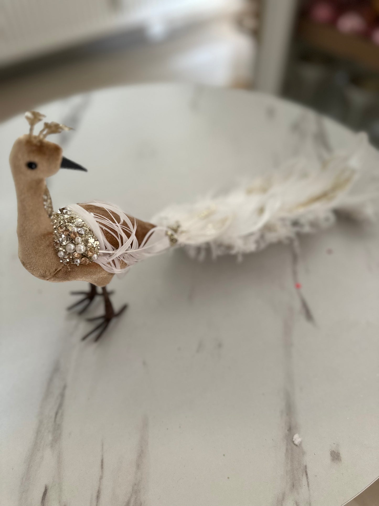 Goldline- Deko Vogel aus Samt in Beige mit weißen Federn und Strass, 35 x 19 cm