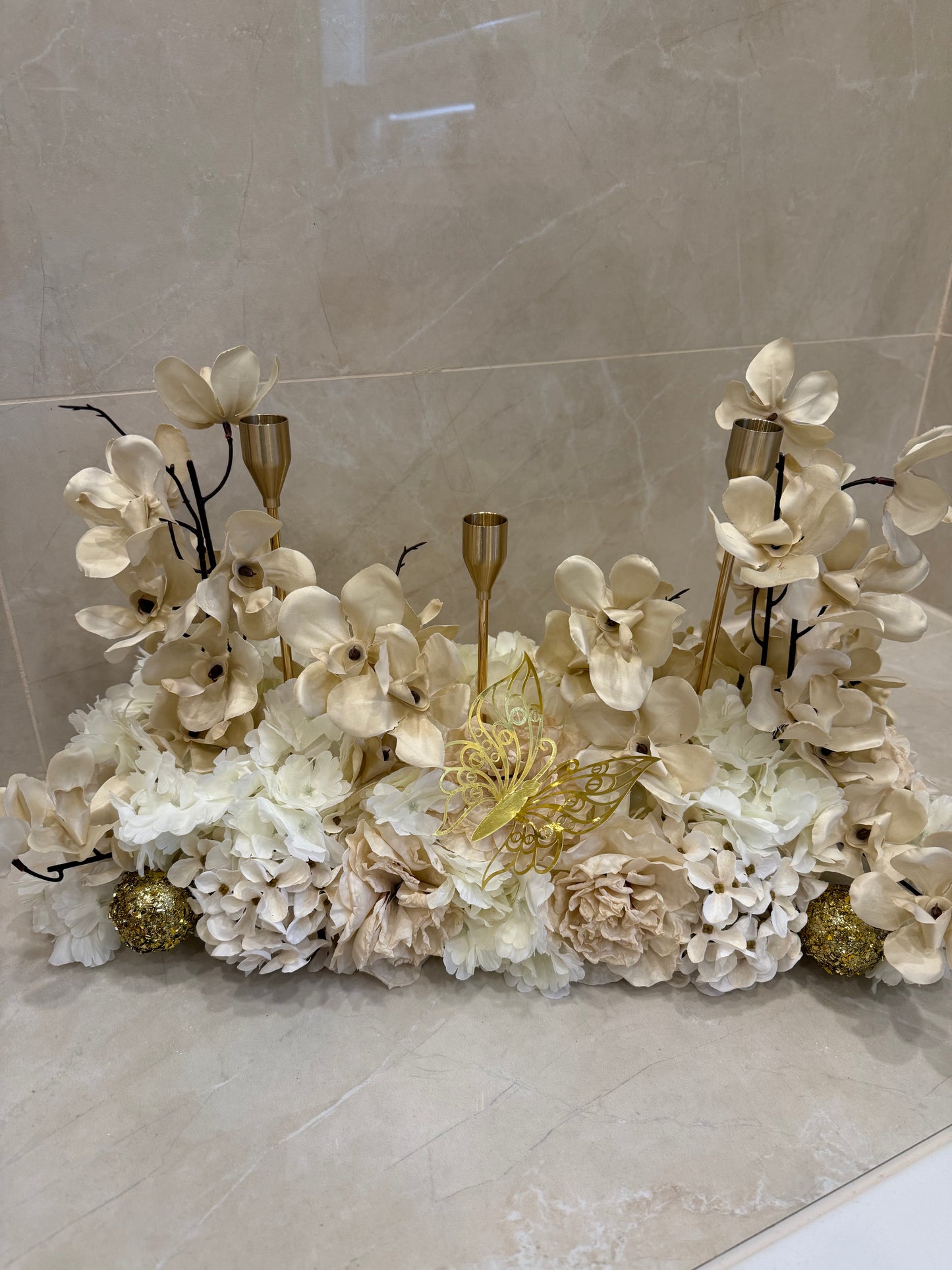 Goldline-Cream Elegance Cherry Blossom Bloom Design – Blumengesteck 54cm Creme weiss mit goldenen Details, Kerzenhaltern, handgefertigt