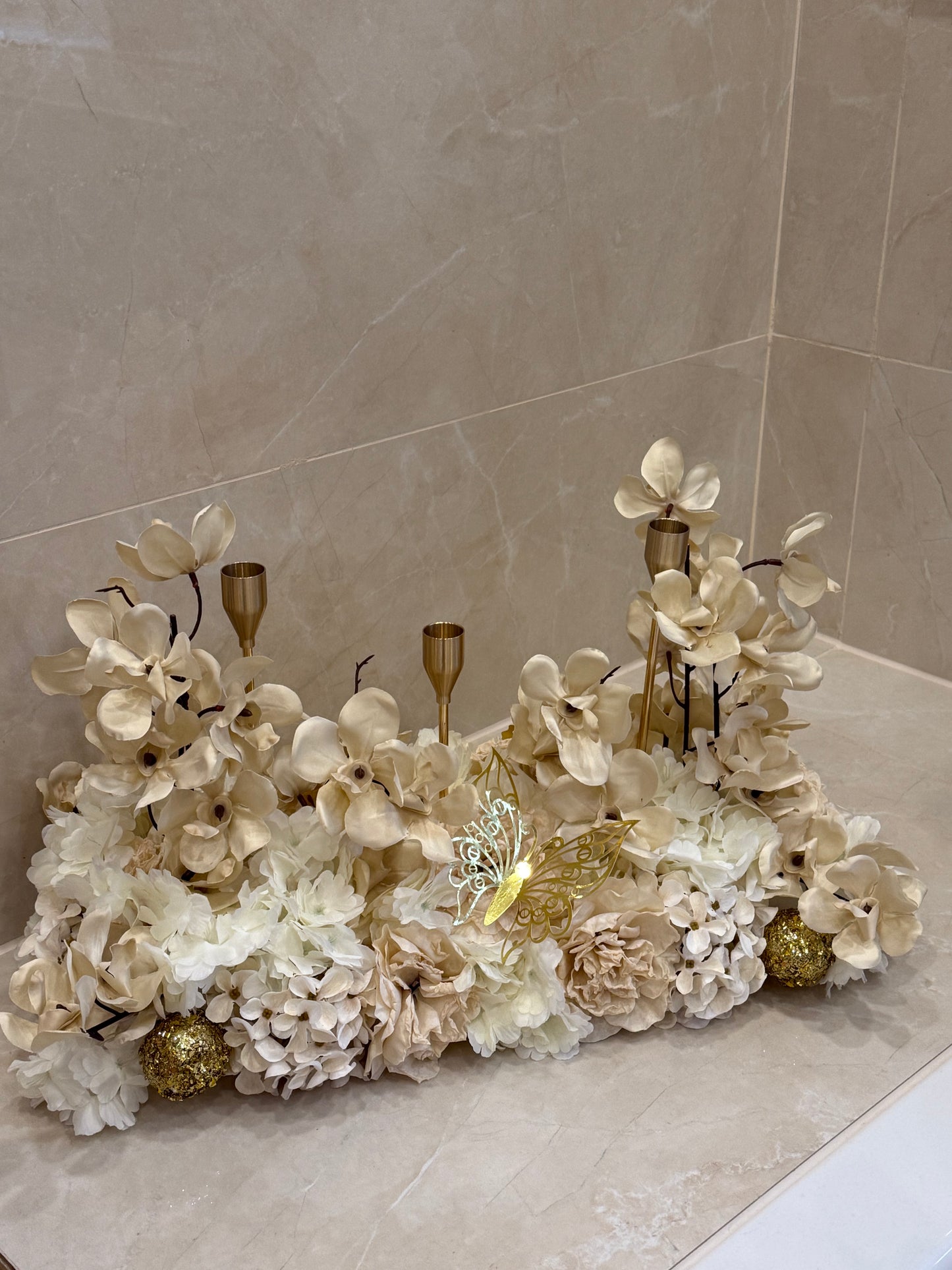 Goldline-Cream Elegance Cherry Blossom Bloom Design – Blumengesteck 54cm Creme weiss mit goldenen Details, Kerzenhaltern, handgefertigt