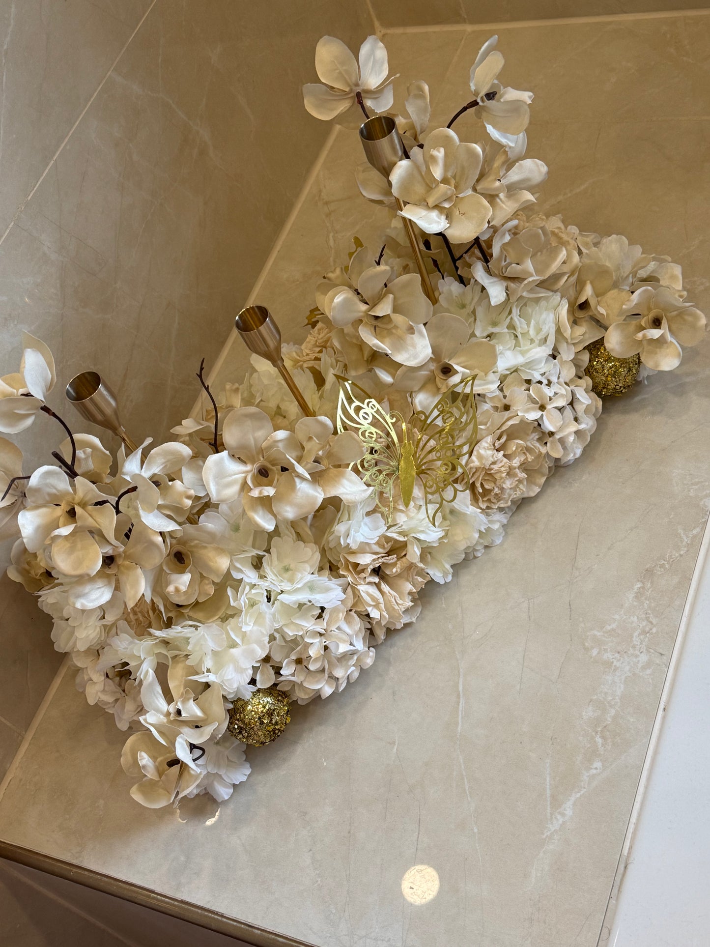 Goldline-Cream Elegance Cherry Blossom Bloom Design – Blumengesteck 54cm Creme weiss mit goldenen Details, Kerzenhaltern, handgefertigt