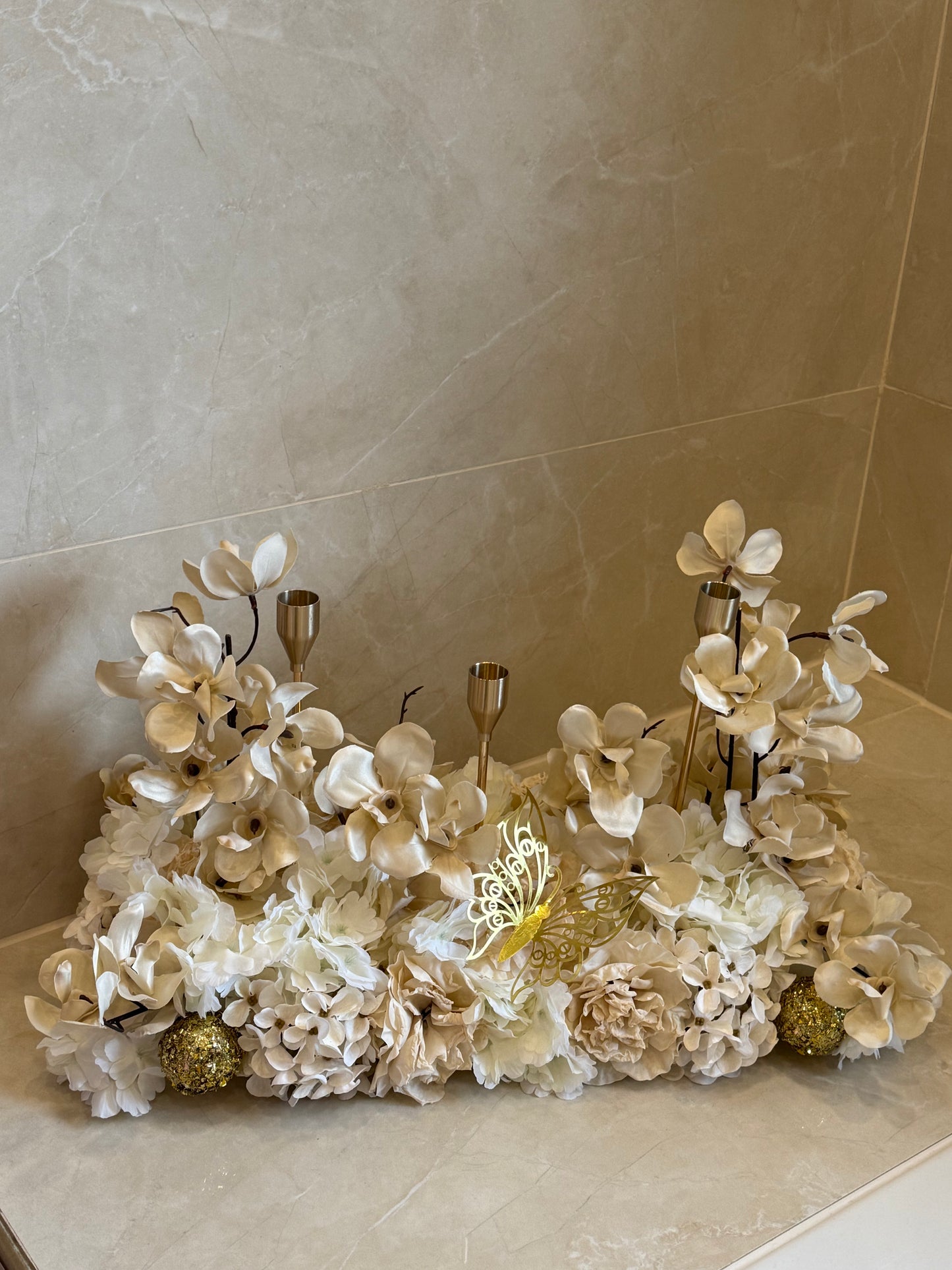 Goldline-Cream Elegance Cherry Blossom Bloom Design – Blumengesteck 54cm Creme weiss mit goldenen Details, Kerzenhaltern, handgefertigt