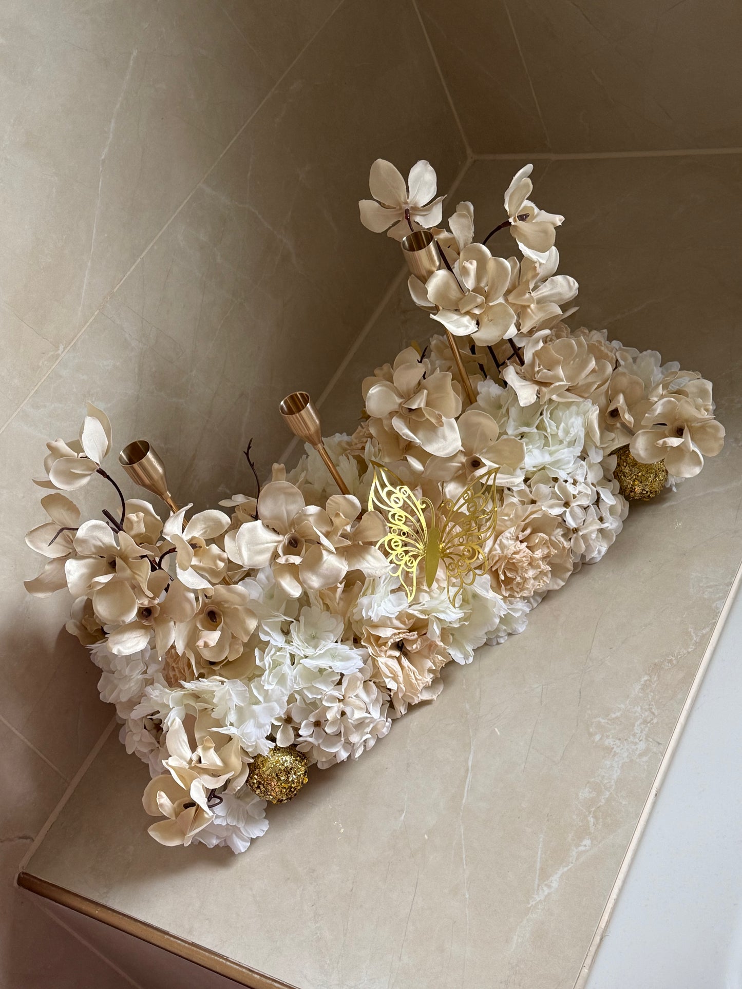 Goldline-Cream Elegance Cherry Blossom Bloom Design – Blumengesteck 54cm Creme weiss mit goldenen Details, Kerzenhaltern, handgefertigt