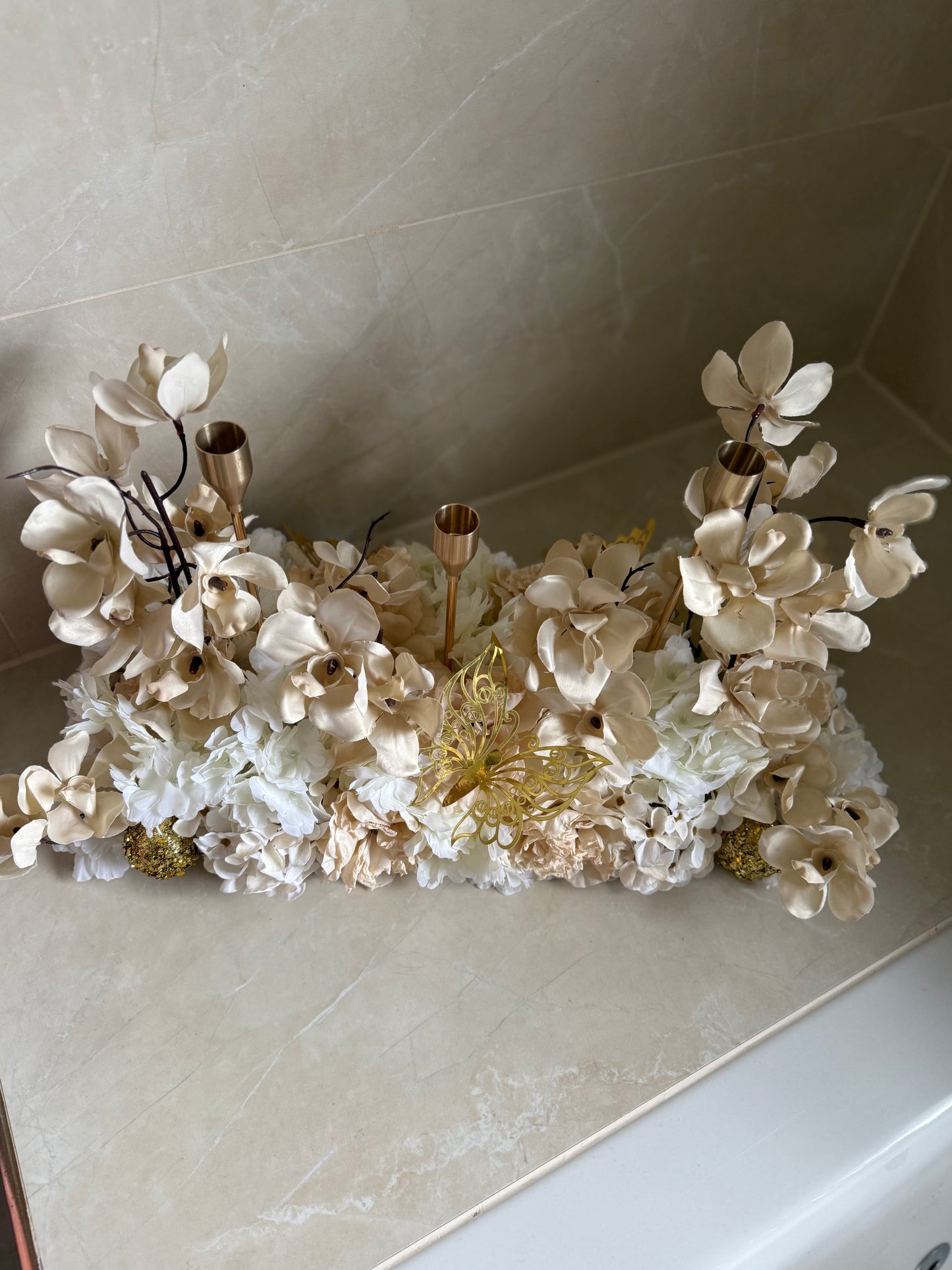 Goldline-Cream Elegance Cherry Blossom Bloom Design – Blumengesteck 54cm Creme weiss mit goldenen Details, Kerzenhaltern, handgefertigt