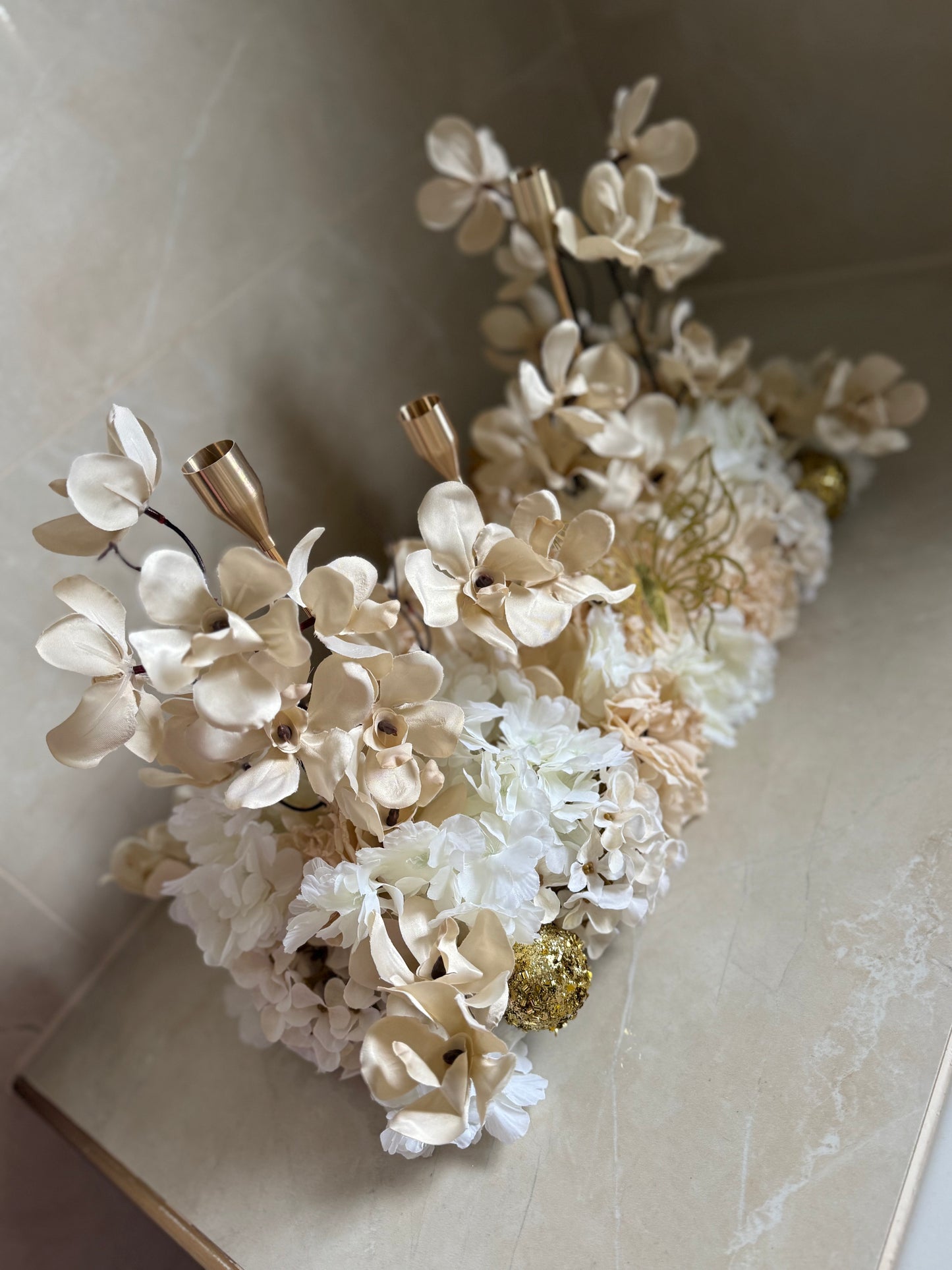 Goldline-Cream Elegance Cherry Blossom Bloom Design – Blumengesteck 54cm Creme weiss mit goldenen Details, Kerzenhaltern, handgefertigt