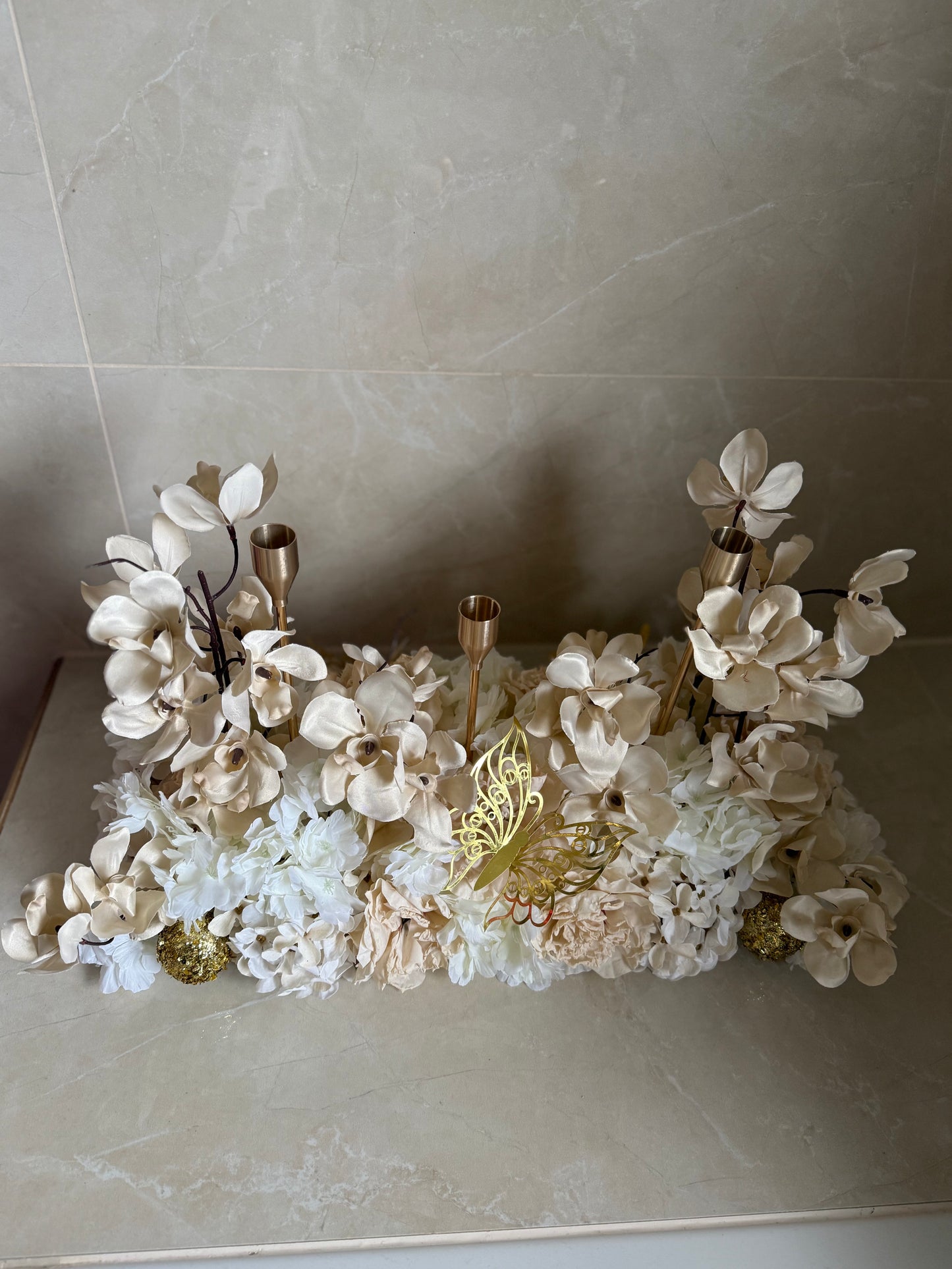 Goldline-Cream Elegance Cherry Blossom Bloom Design – Blumengesteck 54cm Creme weiss mit goldenen Details, Kerzenhaltern, handgefertigt