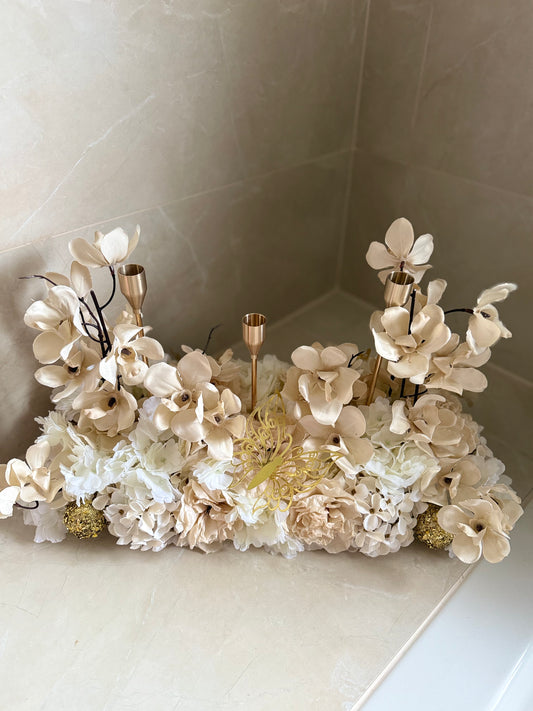 Goldline-Cream Elegance Cherry Blossom Bloom Design – Blumengesteck 54cm Creme weiss mit goldenen Details, Kerzenhaltern, handgefertigt