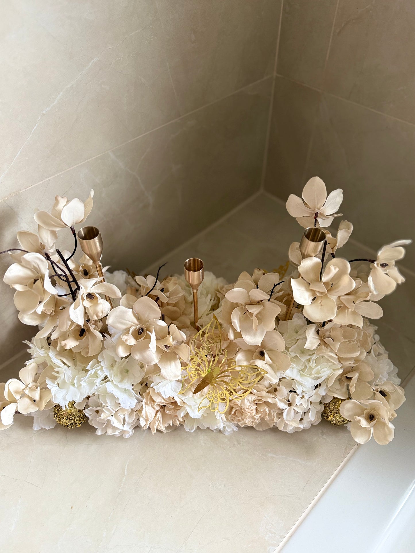 Goldline-Cream Elegance Cherry Blossom Bloom Design – Blumengesteck 54cm Creme weiss mit goldenen Details, Kerzenhaltern, handgefertigt
