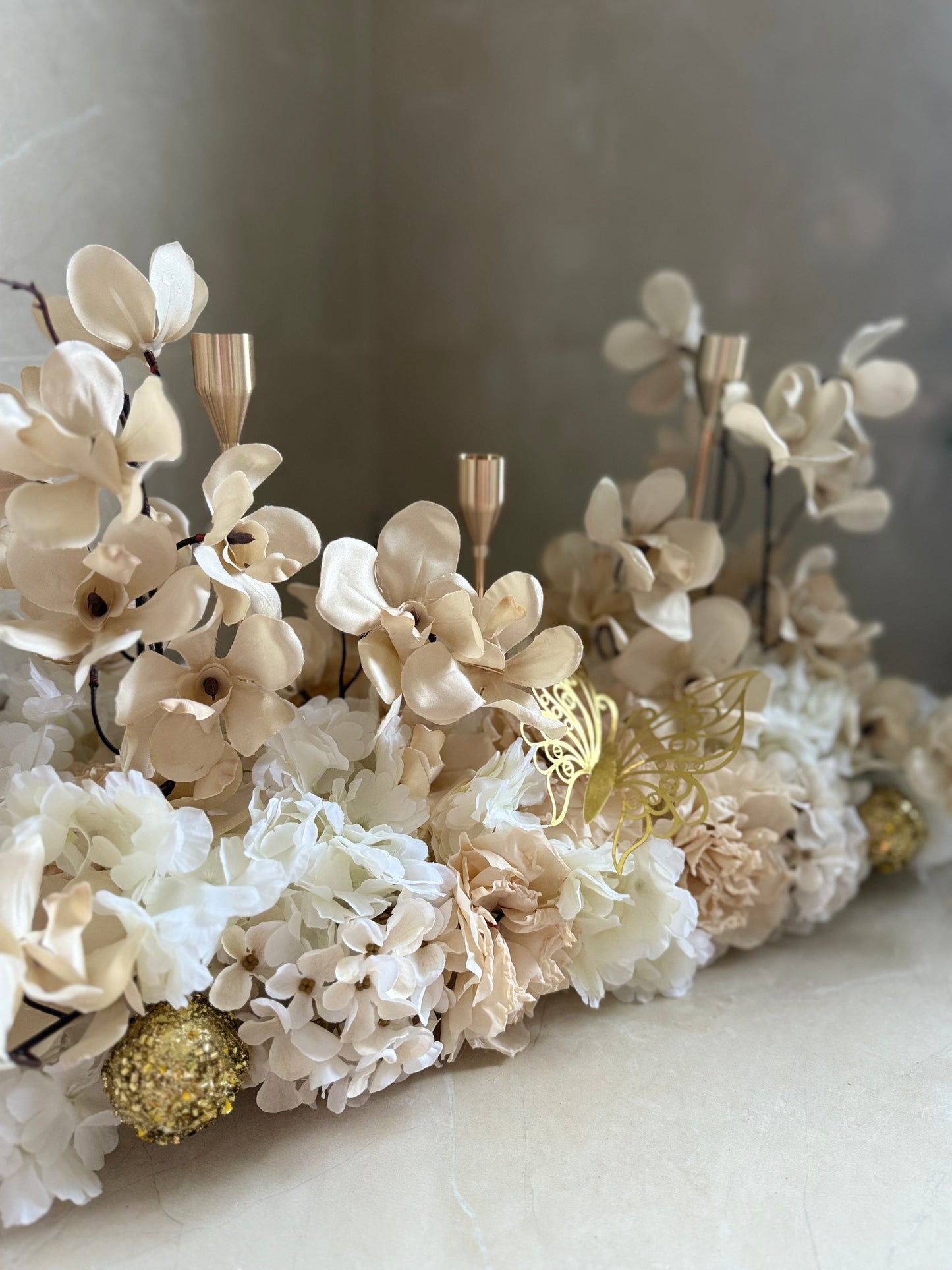 Goldline-Cream Elegance Cherry Blossom Bloom Design – Blumengesteck 54cm Creme weiss mit goldenen Details, Kerzenhaltern, handgefertigt