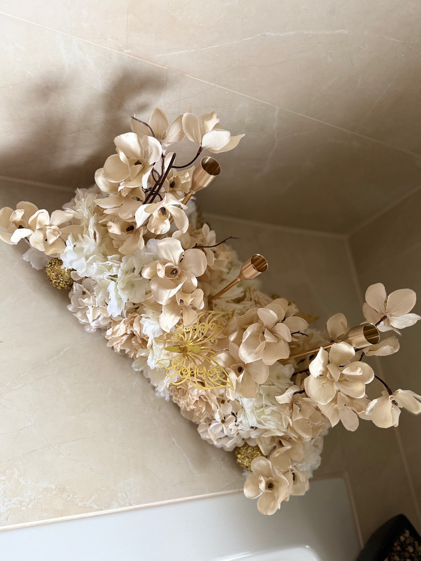 Goldline-Cream Elegance Cherry Blossom Bloom Design – Blumengesteck 54cm Creme weiss mit goldenen Details, Kerzenhaltern, handgefertigt