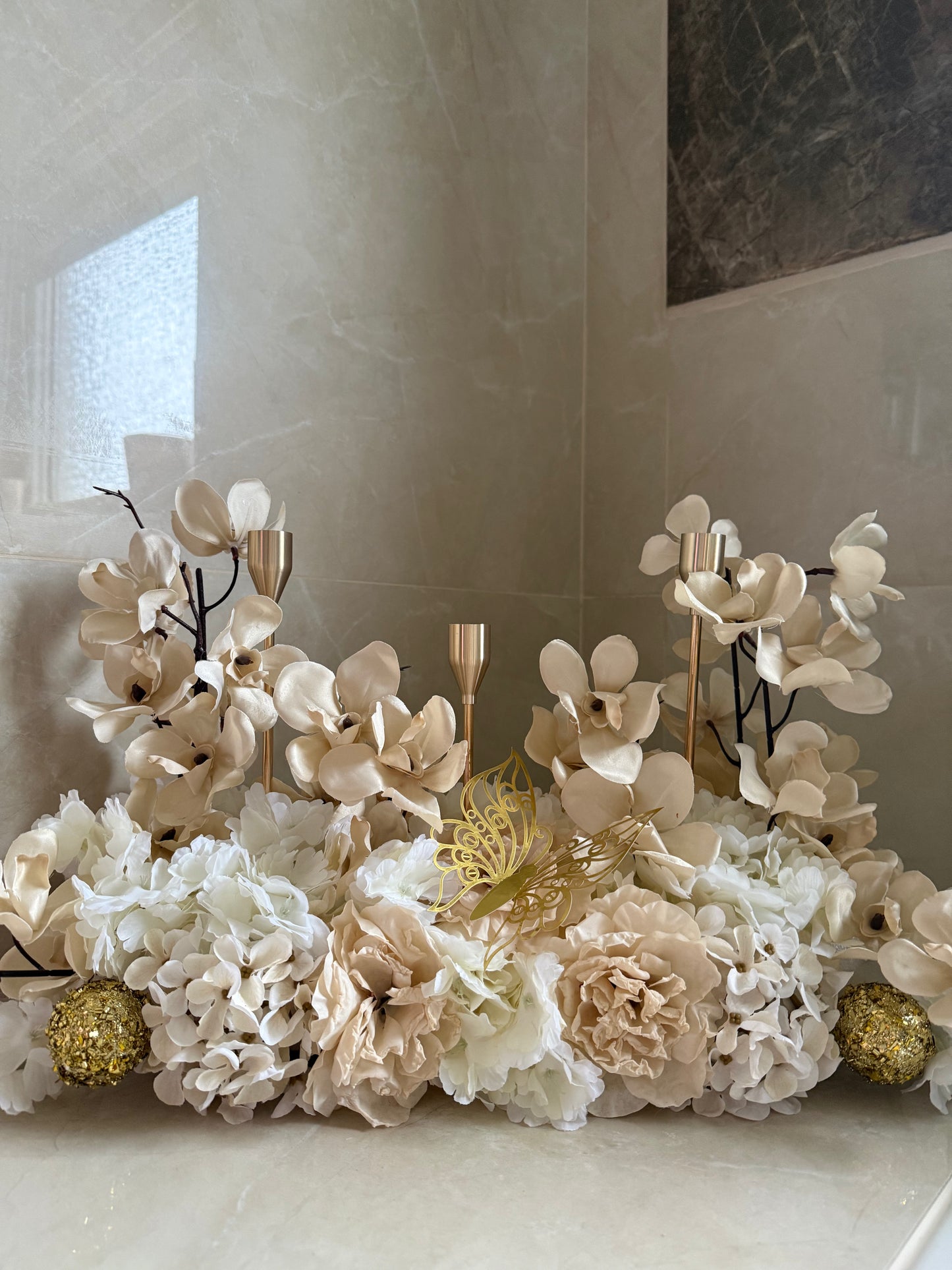 Goldline-Cream Elegance Cherry Blossom Bloom Design – Blumengesteck 54cm Creme weiss mit goldenen Details, Kerzenhaltern, handgefertigt