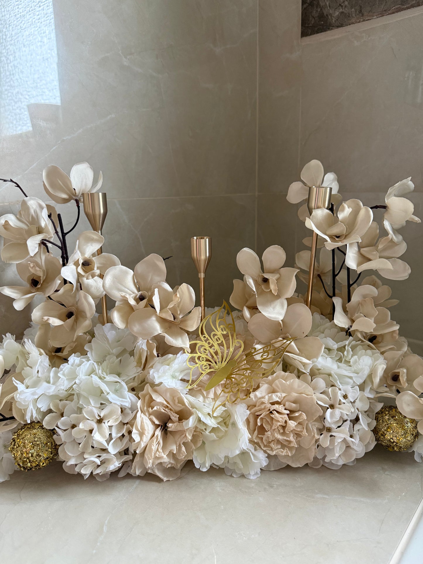 Goldline-Cream Elegance Cherry Blossom Bloom Design – Blumengesteck 54cm Creme weiss mit goldenen Details, Kerzenhaltern, handgefertigt