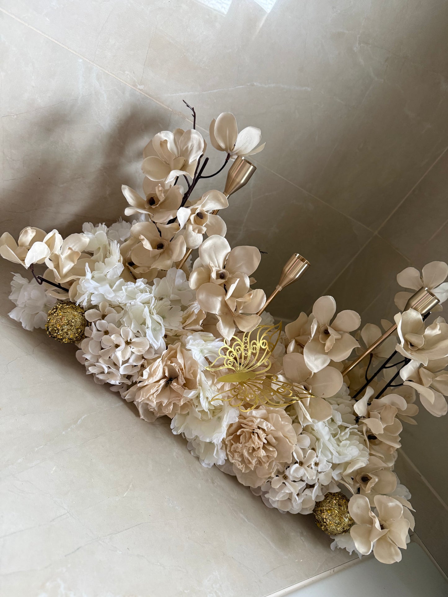 Goldline-Cream Elegance Cherry Blossom Bloom Design – Blumengesteck 54cm Creme weiss mit goldenen Details, Kerzenhaltern, handgefertigt