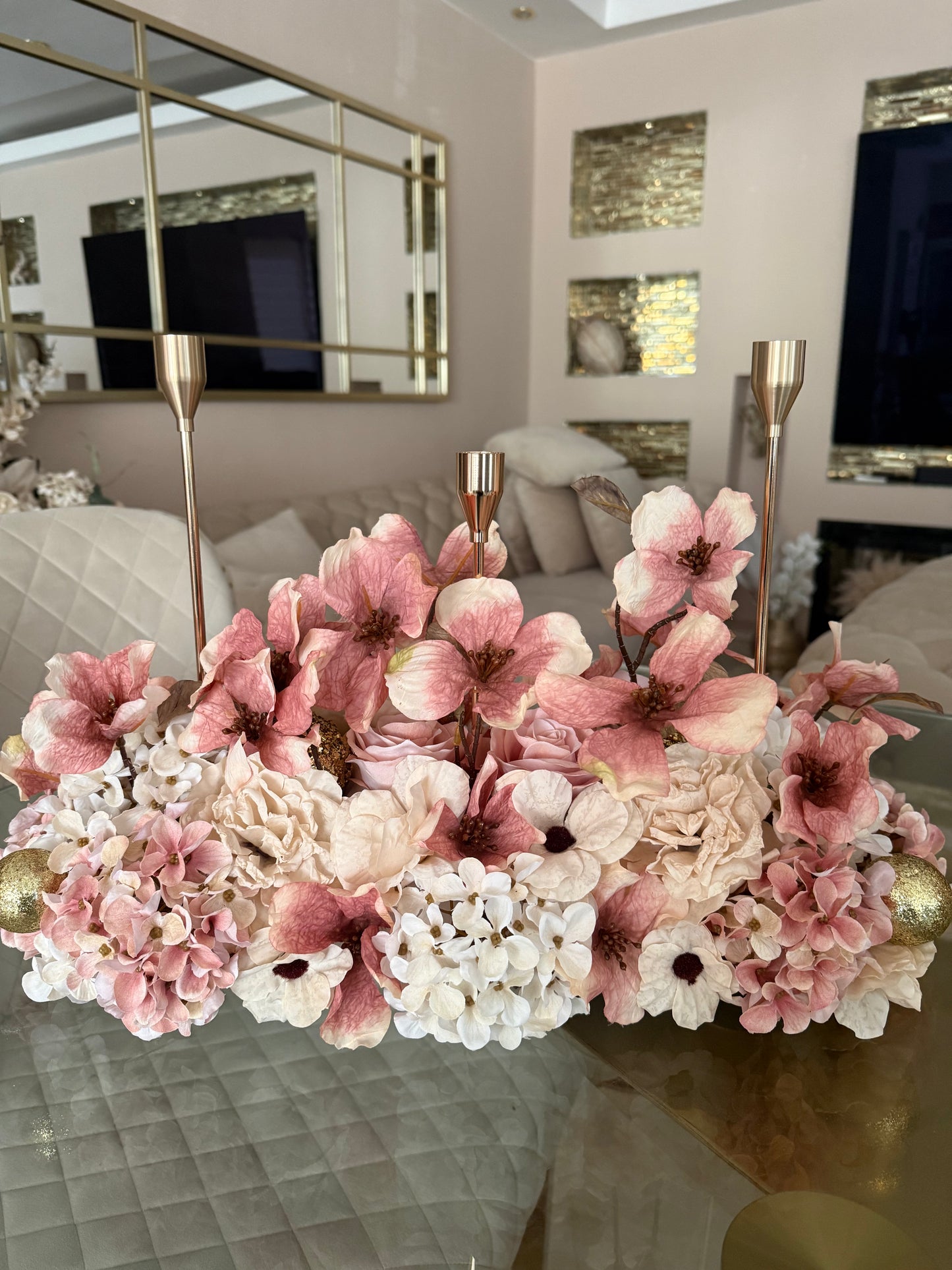 Goldline-Rose´& Beige Elegance Bloom Design – Blumengesteck 54cm Rosa Beige mit goldenen Details, Kerzenhaltern, handgefertigt