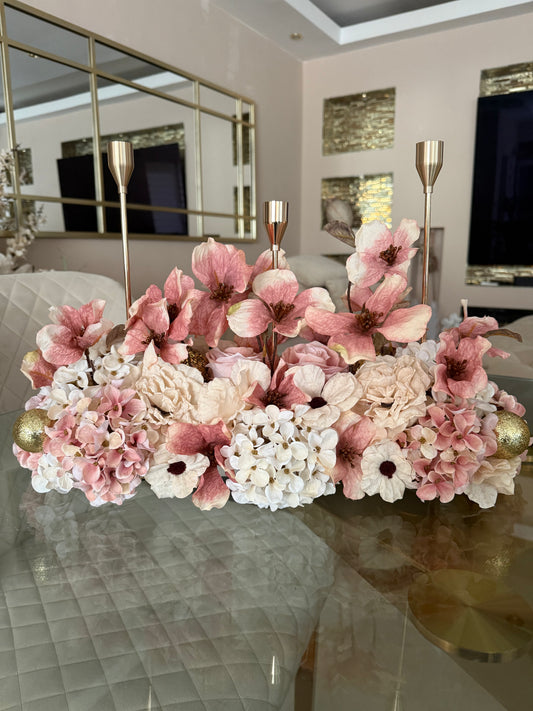 Goldline-Rose´& Beige Elegance Bloom Design – Blumengesteck 54cm Rosa Beige mit goldenen Details, Kerzenhaltern, handgefertigt