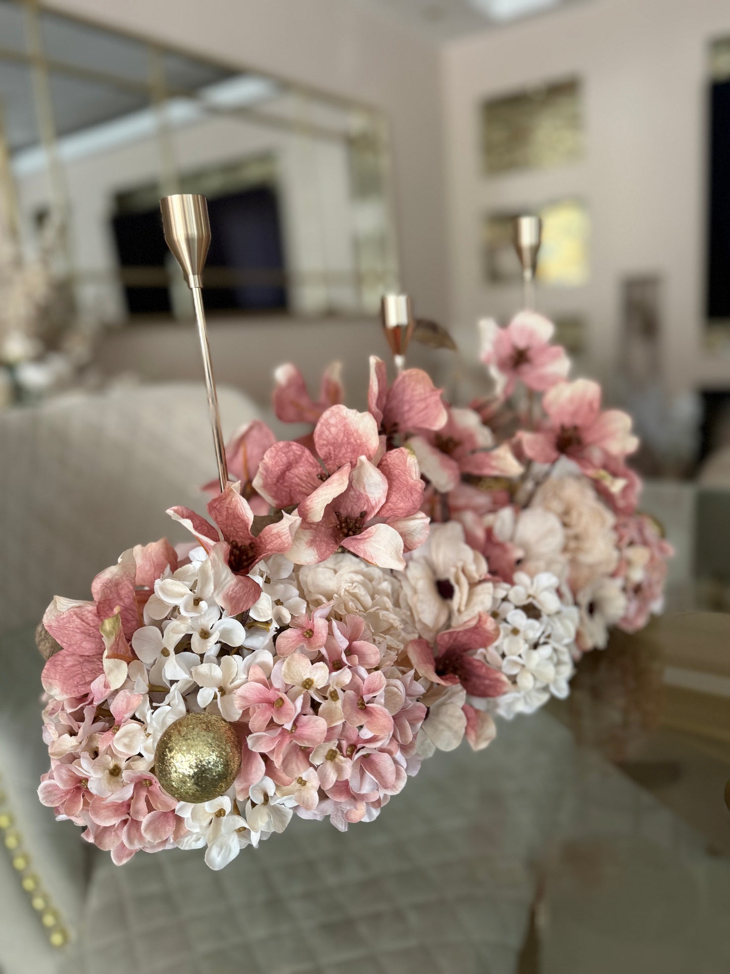 Goldline-Rose´& Beige Elegance Bloom Design – Blumengesteck 54cm Rosa Beige mit goldenen Details, Kerzenhaltern, handgefertigt