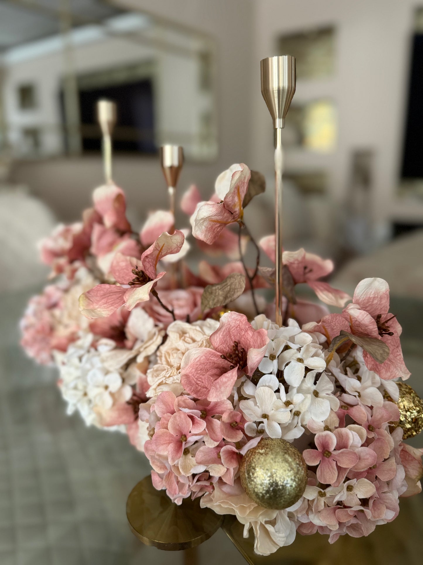 Goldline-Rose´& Beige Elegance Bloom Design – Blumengesteck 54cm Rosa Beige mit goldenen Details, Kerzenhaltern, handgefertigt
