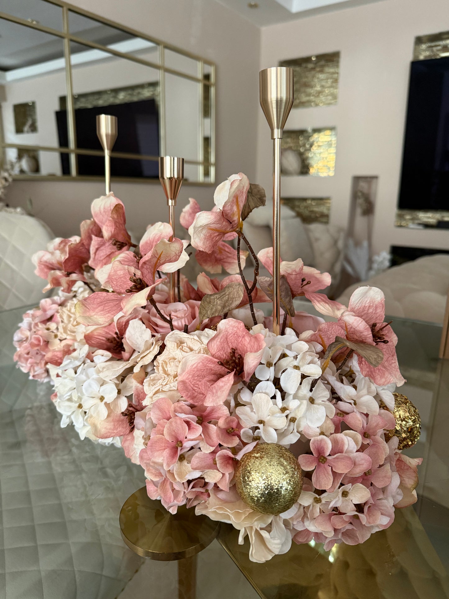 Goldline-Rose´& Beige Elegance Bloom Design – Blumengesteck 54cm Rosa Beige mit goldenen Details, Kerzenhaltern, handgefertigt