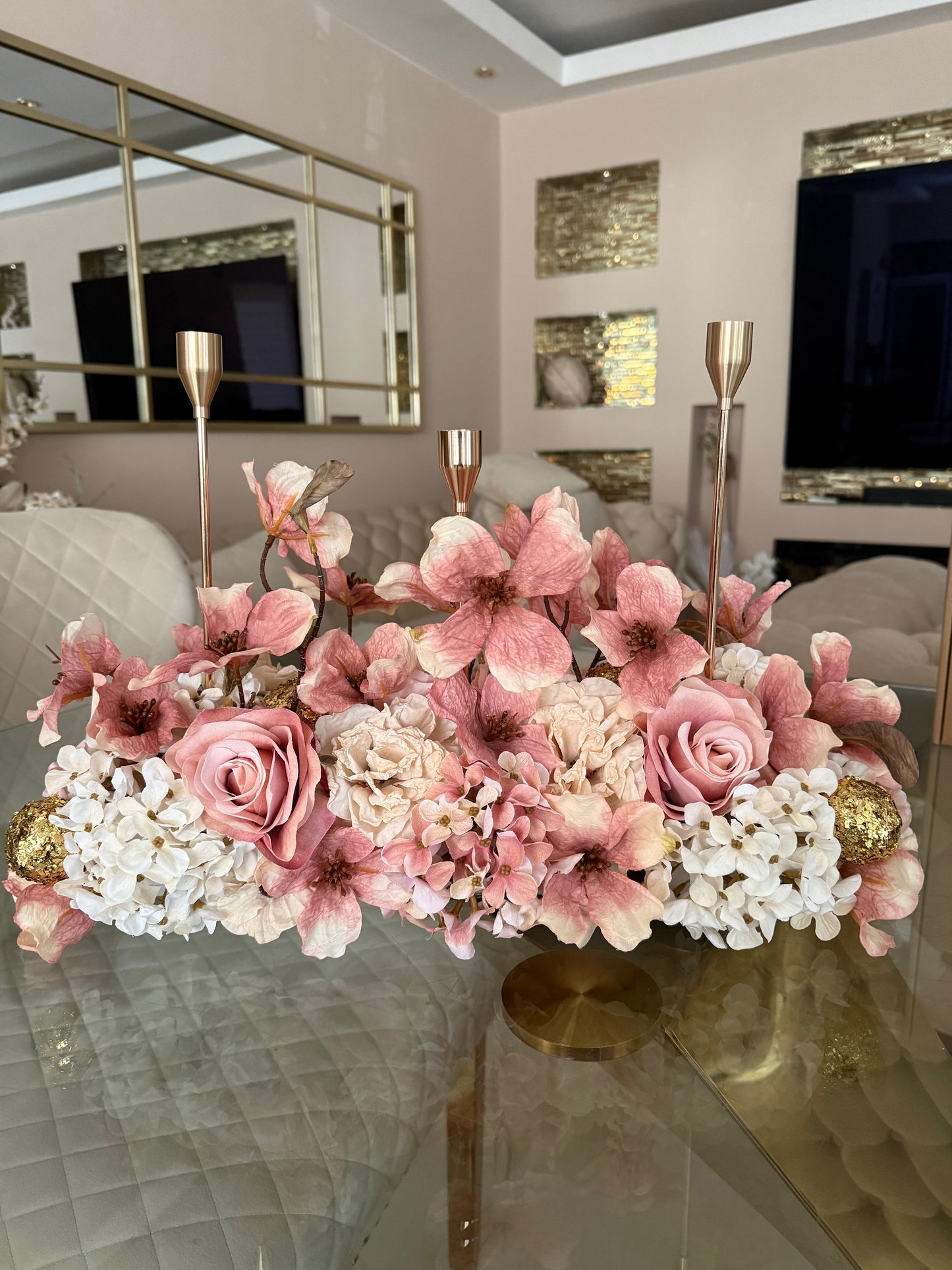 Goldline-Rose´& Beige Elegance Bloom Design – Blumengesteck 54cm Rosa Beige mit goldenen Details, Kerzenhaltern, handgefertigt