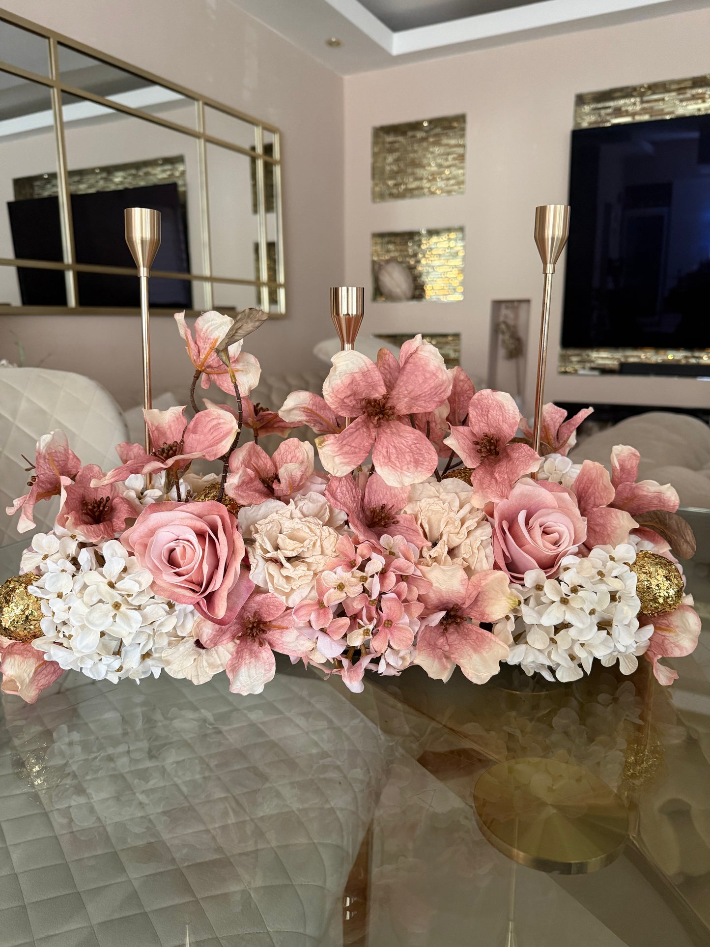 Goldline-Rose´& Beige Elegance Bloom Design – Blumengesteck 54cm Rosa Beige mit goldenen Details, Kerzenhaltern, handgefertigt