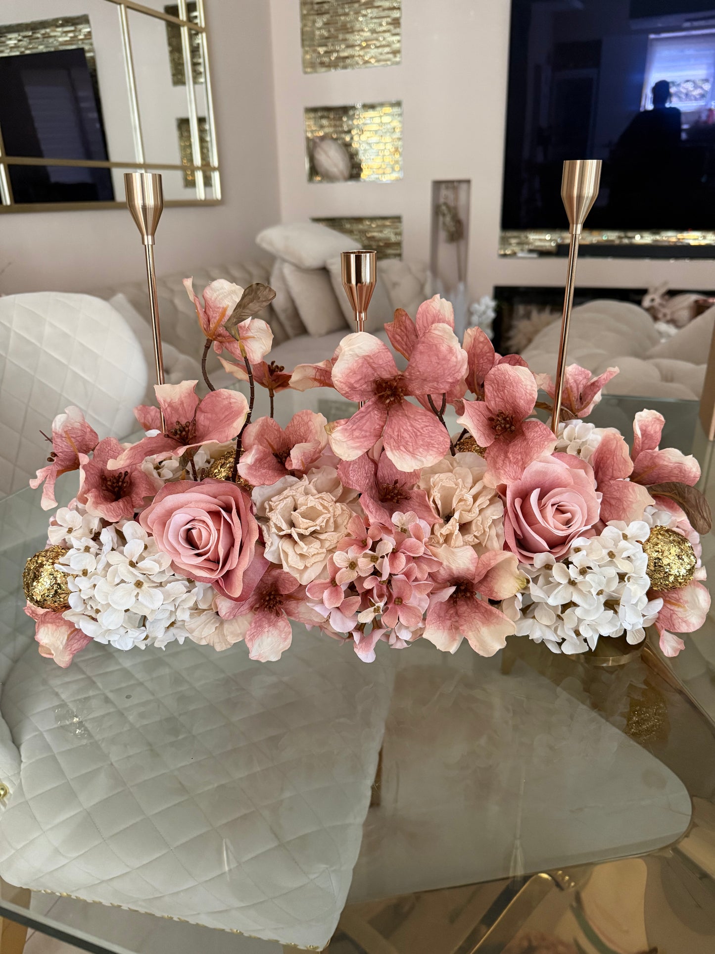 Goldline-Rose´& Beige Elegance Bloom Design – Blumengesteck 54cm Rosa Beige mit goldenen Details, Kerzenhaltern, handgefertigt