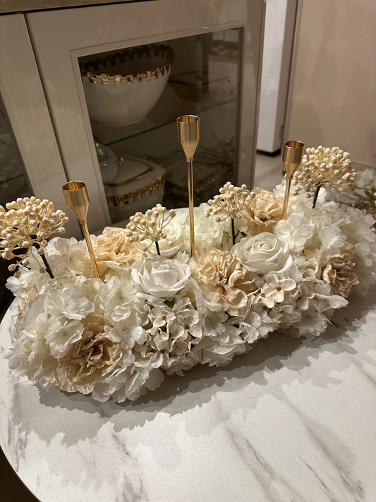 Goldline-Cream Elegance Bloom Design – Blumengesteck 54cm Creme weiss mit goldenen Details, Kerzenhaltern, handgefertigt