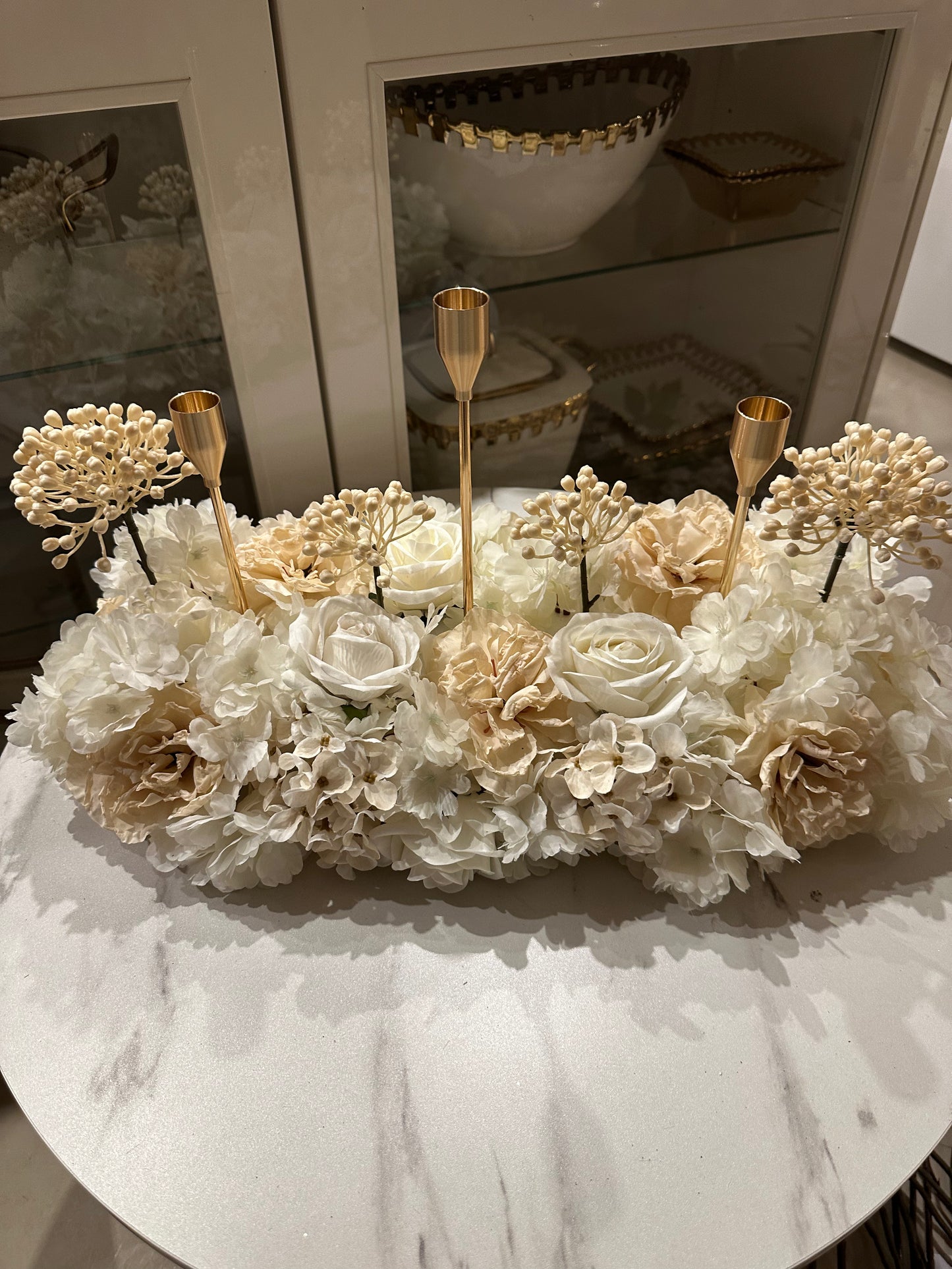 Goldline-Cream Elegance Bloom Design – Blumengesteck 54cm Creme weiss mit goldenen Details, Kerzenhaltern, handgefertigt