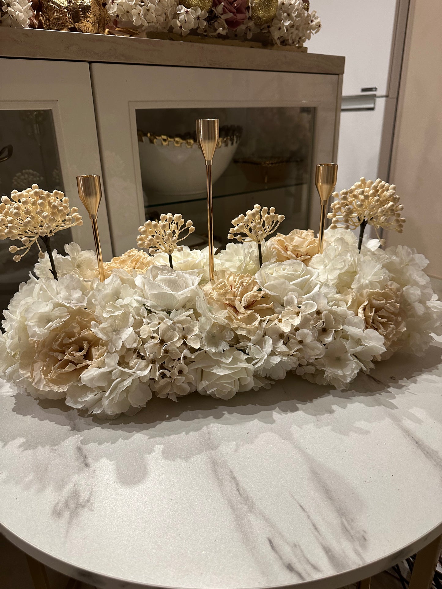 Goldline-Cream Elegance Bloom Design – Blumengesteck 54cm Creme weiss mit goldenen Details, Kerzenhaltern, handgefertigt