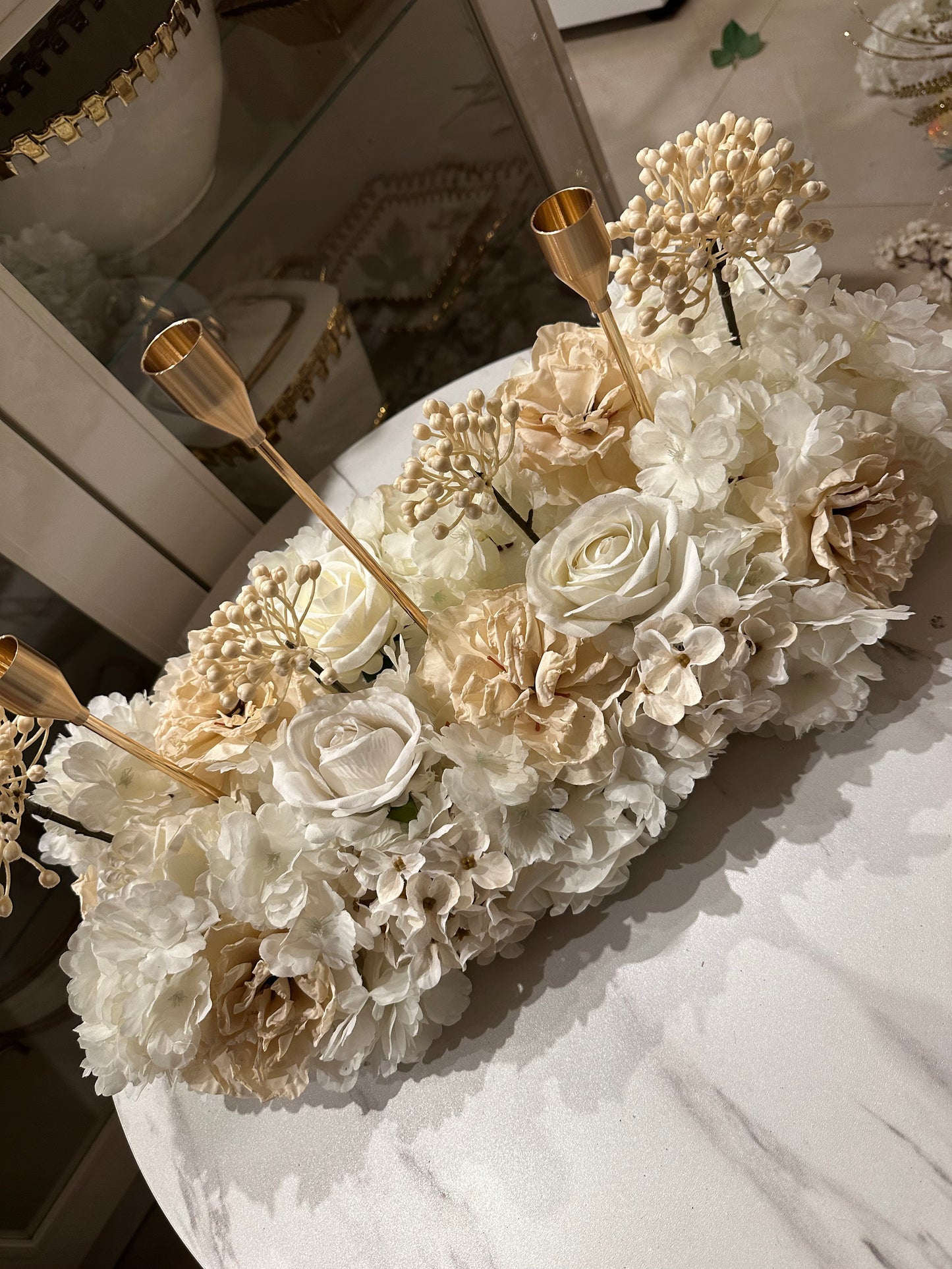 Goldline-Cream Elegance Bloom Design – Blumengesteck 54cm Creme weiss mit goldenen Details, Kerzenhaltern, handgefertigt