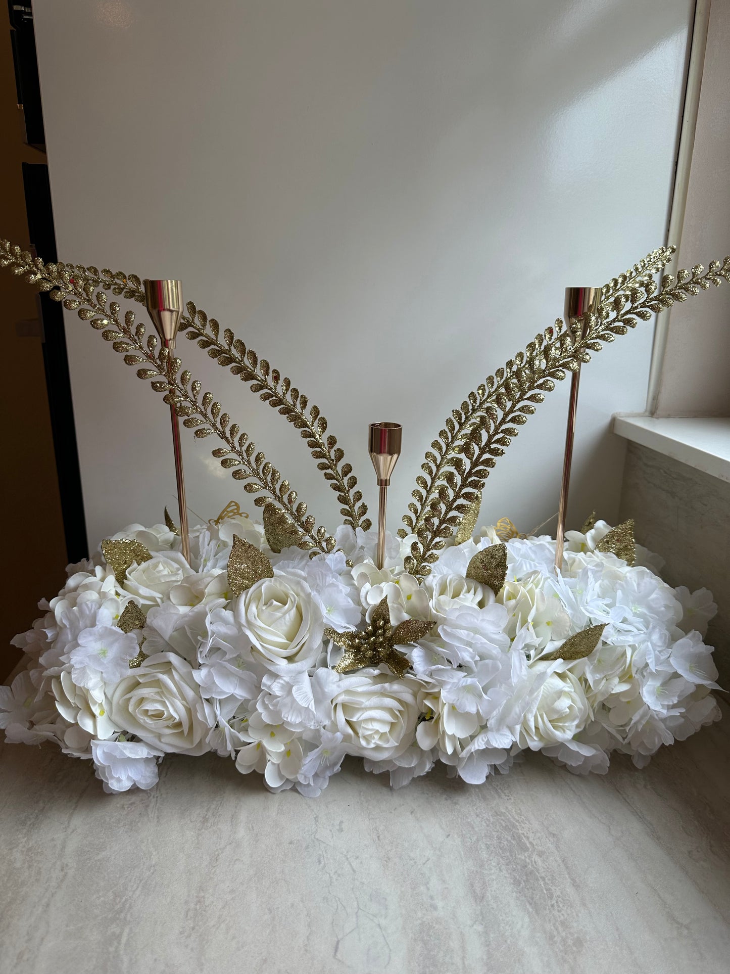 Goldline-White & Gold  Glam Bloom – Blumengesteck 54cm weiss-gold mit goldenen glitzer Details, Kerzenhaltern, handgefertigt