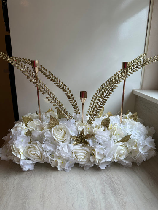 Goldline-White & Gold  Glam Bloom – Blumengesteck 54cm weiss-gold mit goldenen glitzer Details, Kerzenhaltern, handgefertigt
