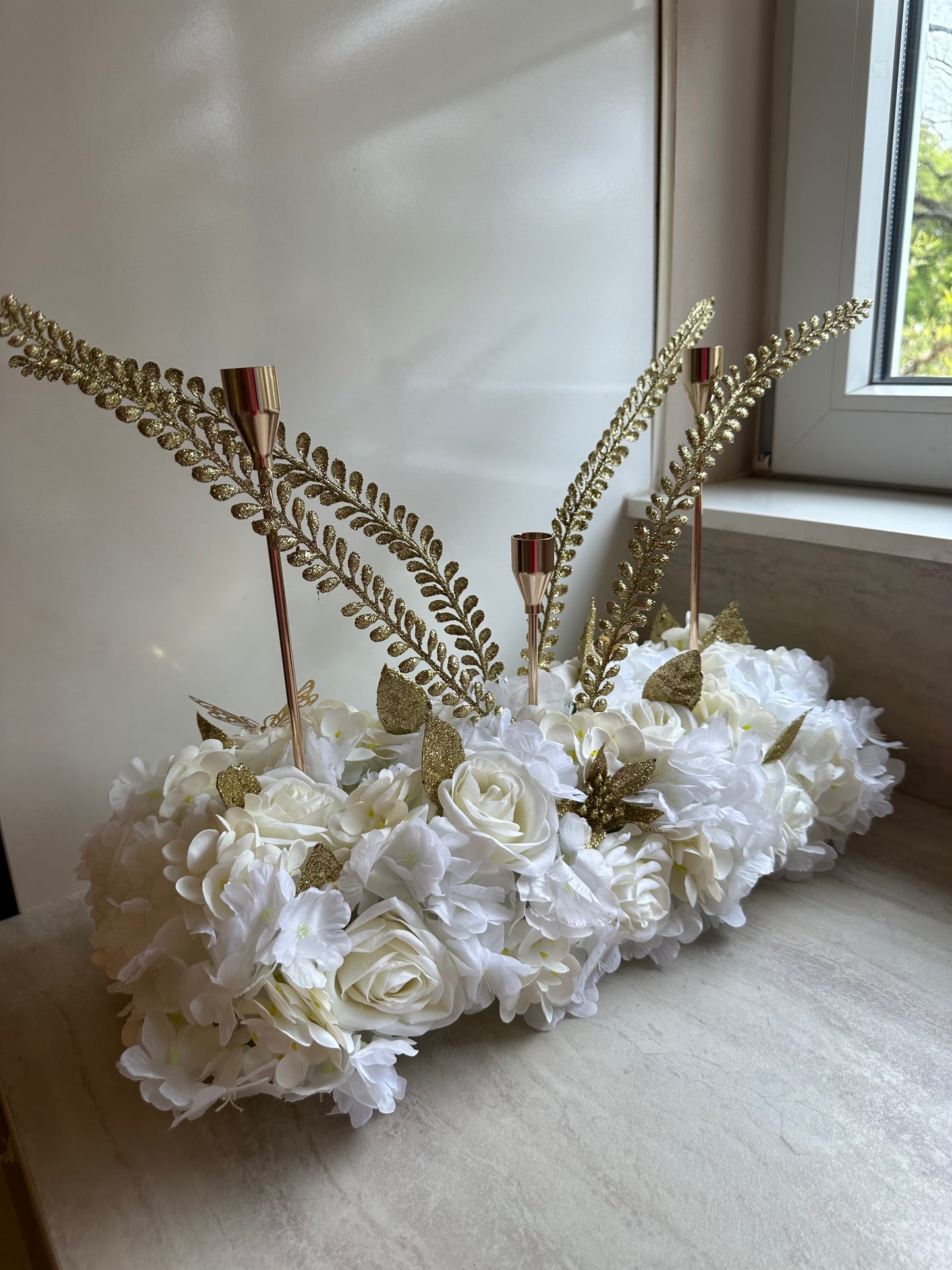 Goldline-White & Gold  Glam Bloom – Blumengesteck 54cm weiss-gold mit goldenen glitzer Details, Kerzenhaltern, handgefertigt