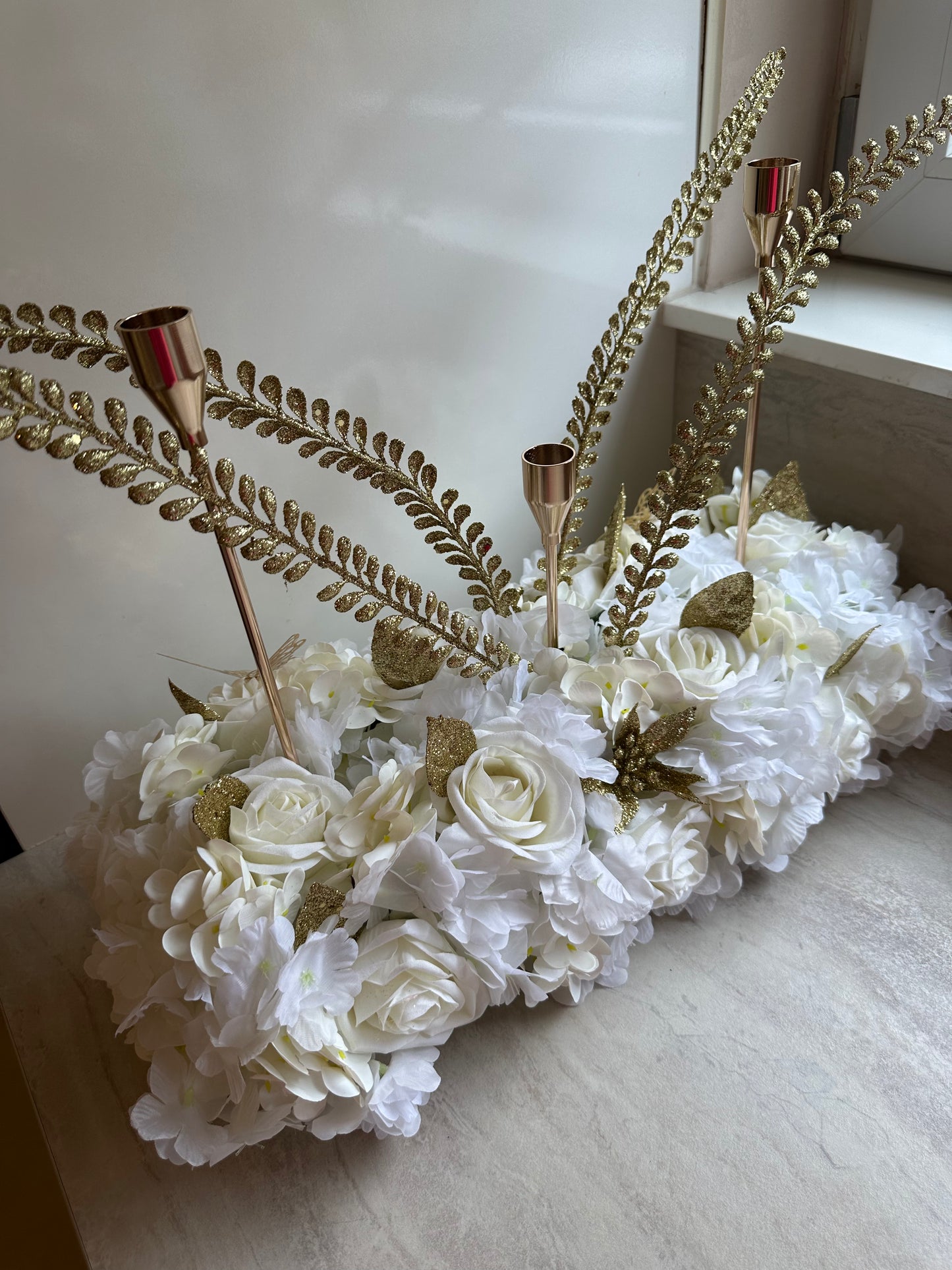 Goldline-White & Gold  Glam Bloom – Blumengesteck 54cm weiss-gold mit goldenen glitzer Details, Kerzenhaltern, handgefertigt