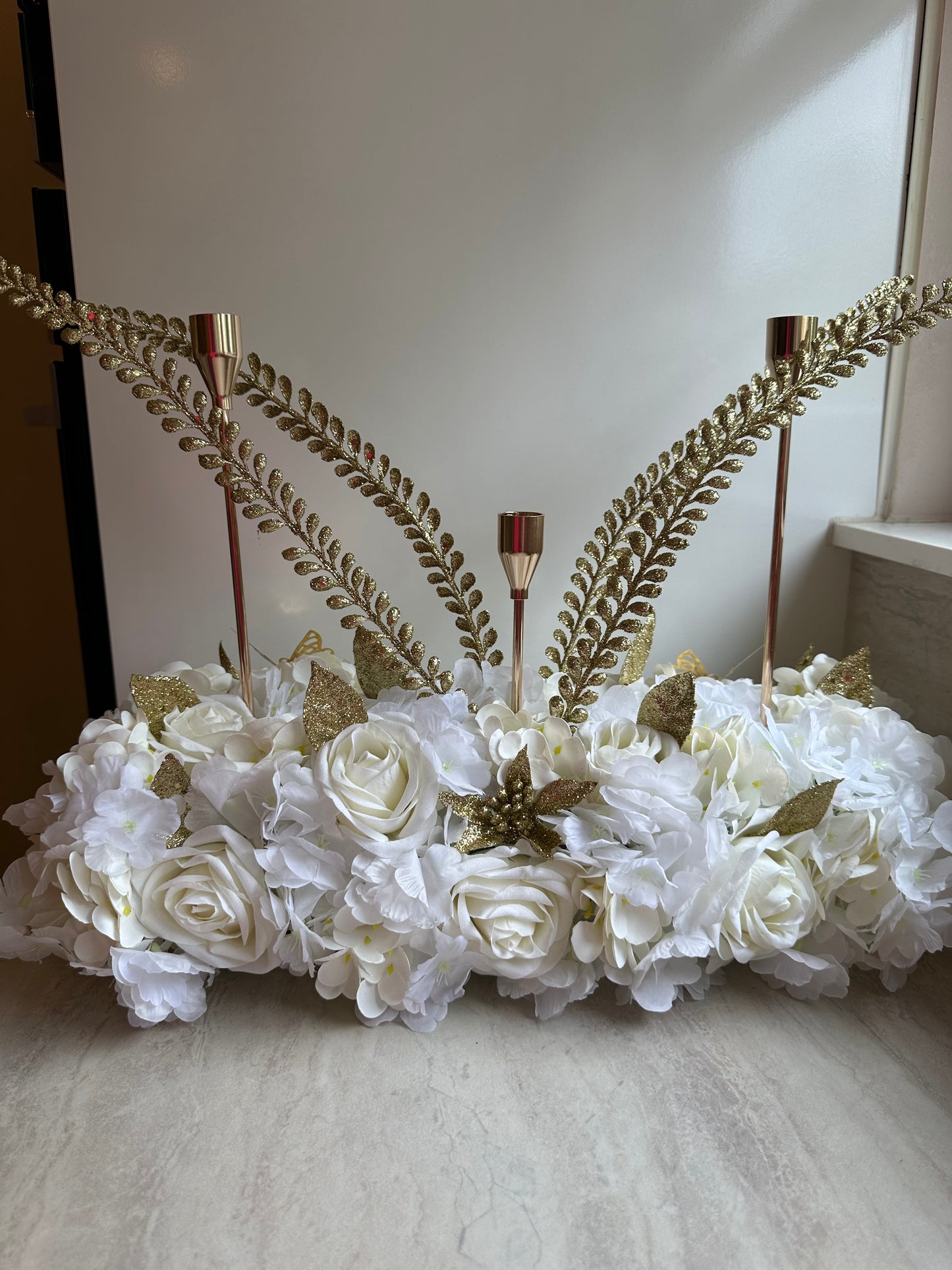 Goldline-White & Gold  Glam Bloom – Blumengesteck 54cm weiss-gold mit goldenen glitzer Details, Kerzenhaltern, handgefertigt