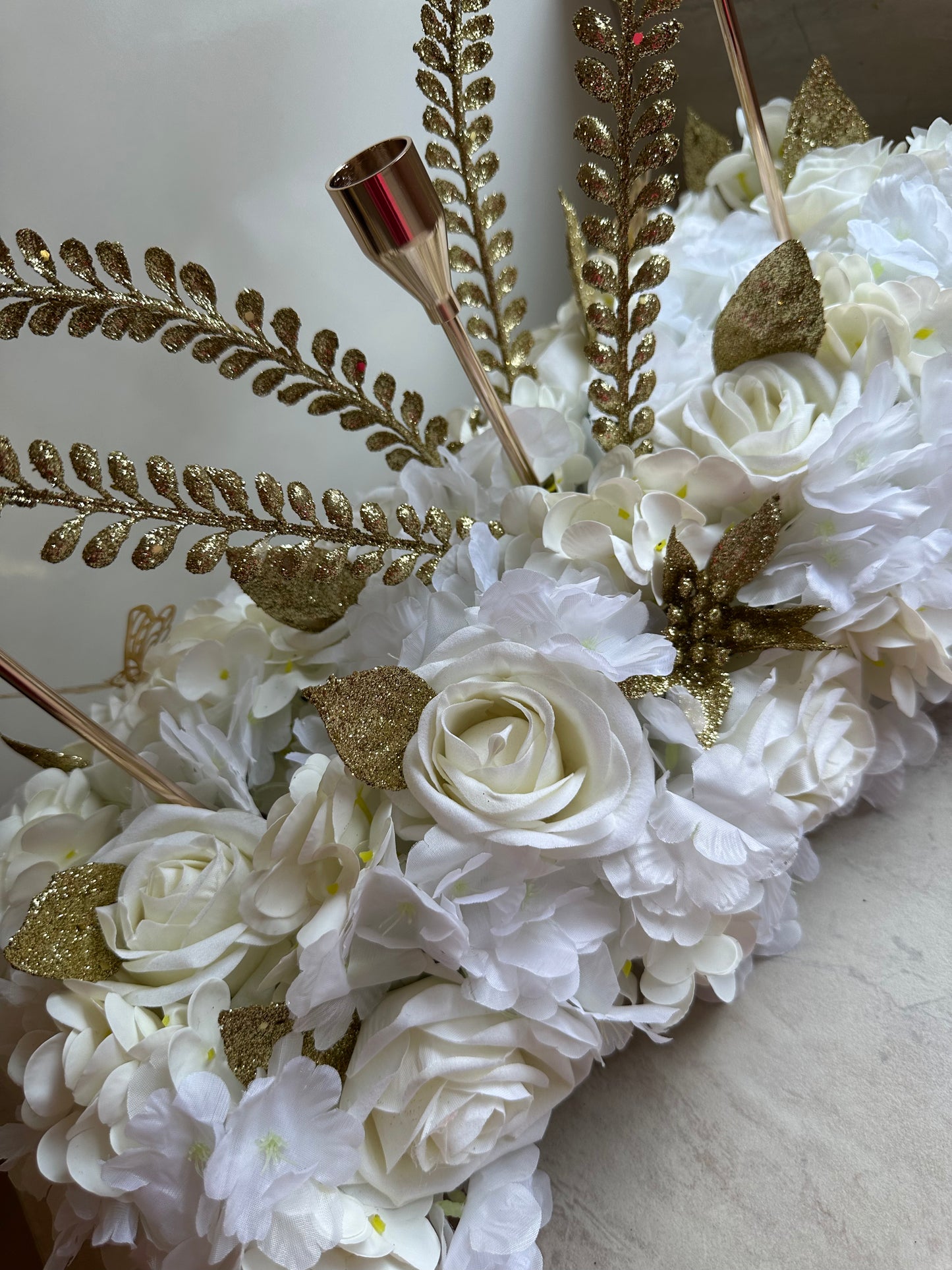 Goldline-White & Gold  Glam Bloom – Blumengesteck 54cm weiss-gold mit goldenen glitzer Details, Kerzenhaltern, handgefertigt