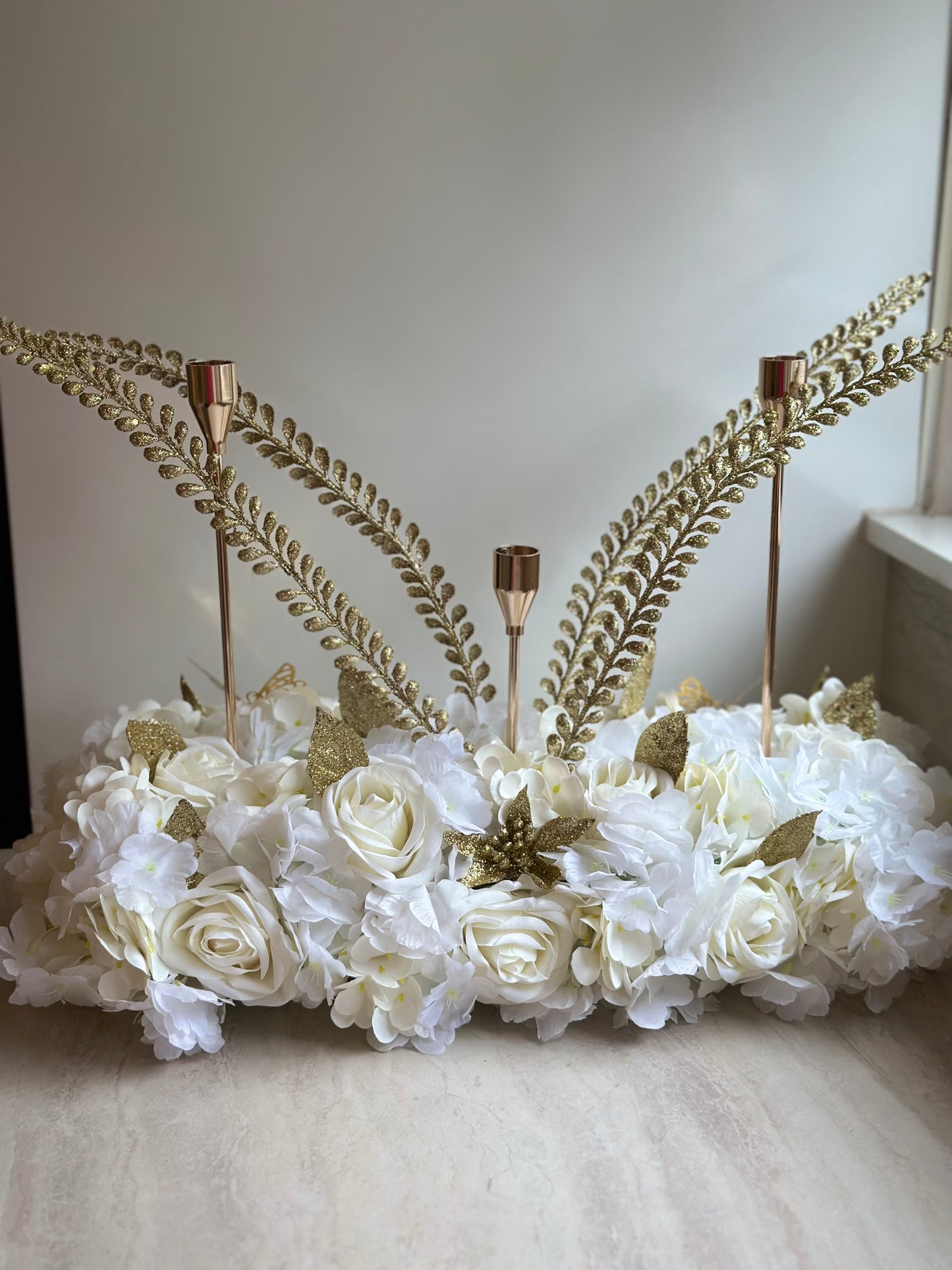 Goldline-White & Gold  Glam Bloom – Blumengesteck 54cm weiss-gold mit goldenen glitzer Details, Kerzenhaltern, handgefertigt