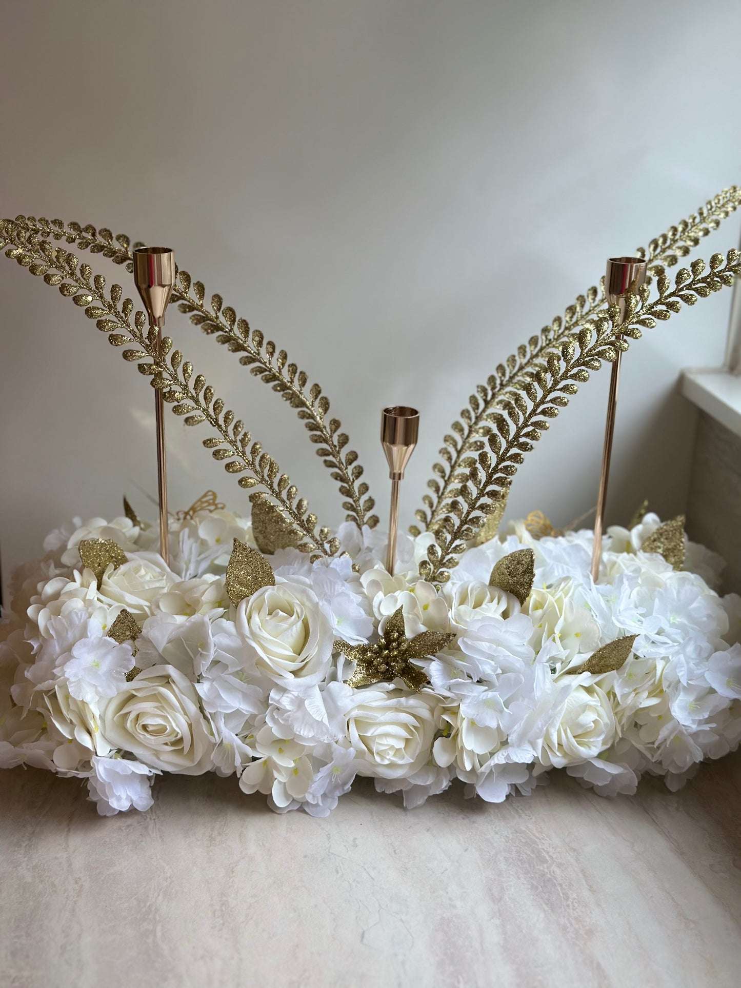 Goldline-White & Gold  Glam Bloom – Blumengesteck 54cm weiss-gold mit goldenen glitzer Details, Kerzenhaltern, handgefertigt