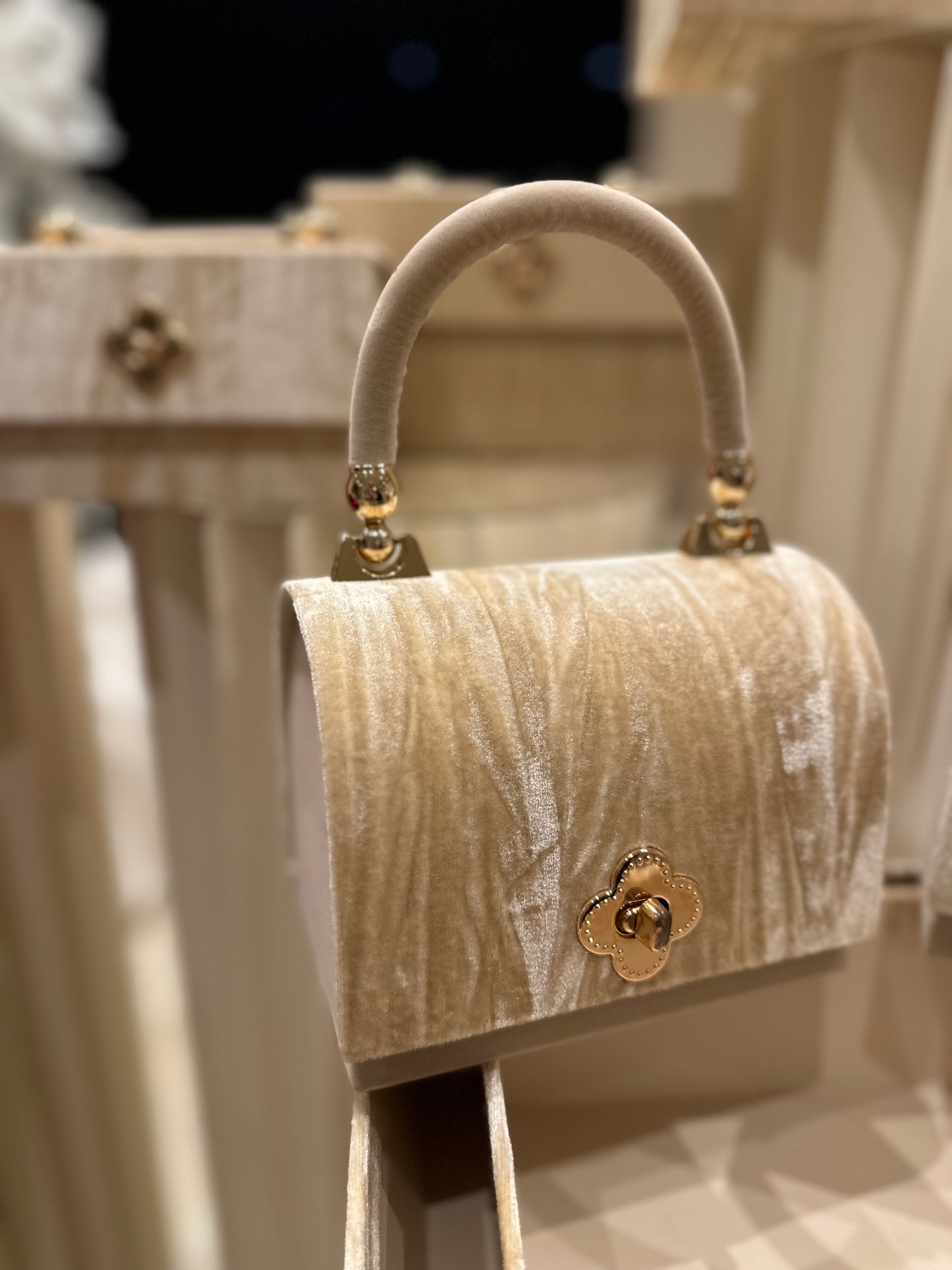 Goldline-Exklusive Deko Tasche / Geschenk Box beige aus Samt und Golddetails, in 2 Größen wählbar S: 16cm x 10,5cm x 12,5cm, M: 19cm x 13,5cm x 15,5cm
