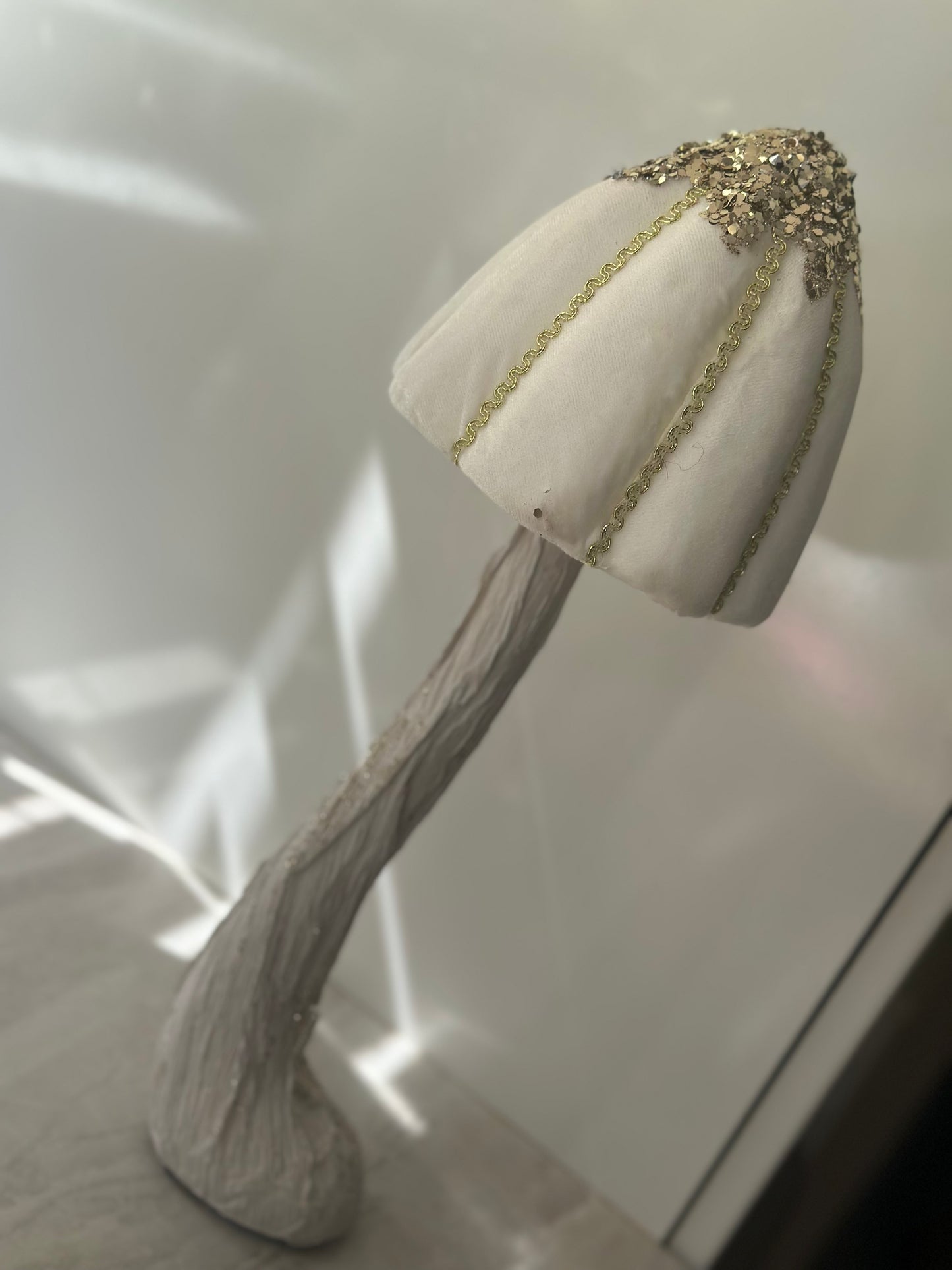 Goldline- Deko Pilz Samt weiß mit goldenem Glitzer 15cm x 40cm